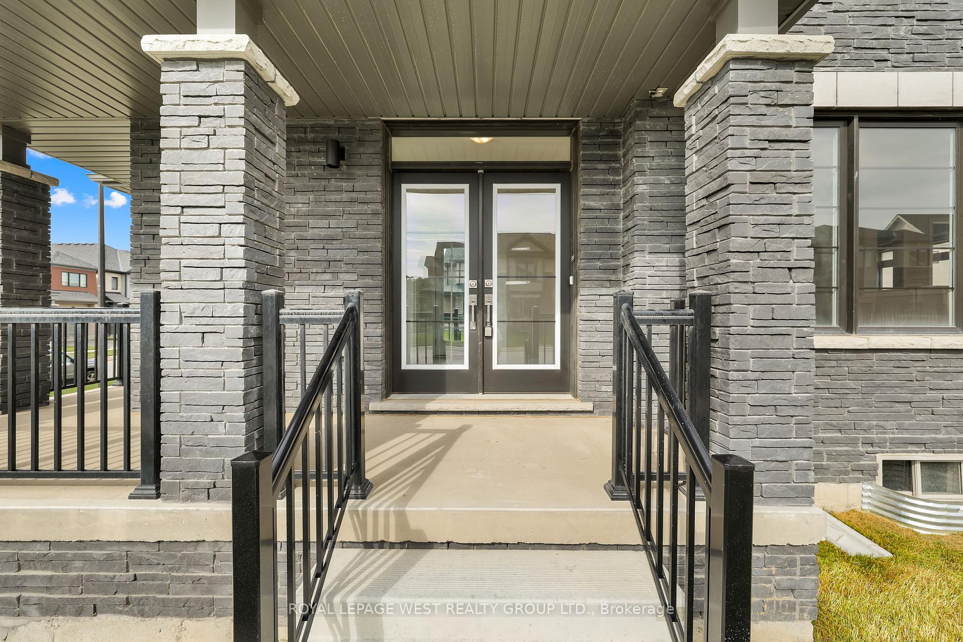 Photo 2 of 124 Lilac Circle, Haldimand — HOMEH