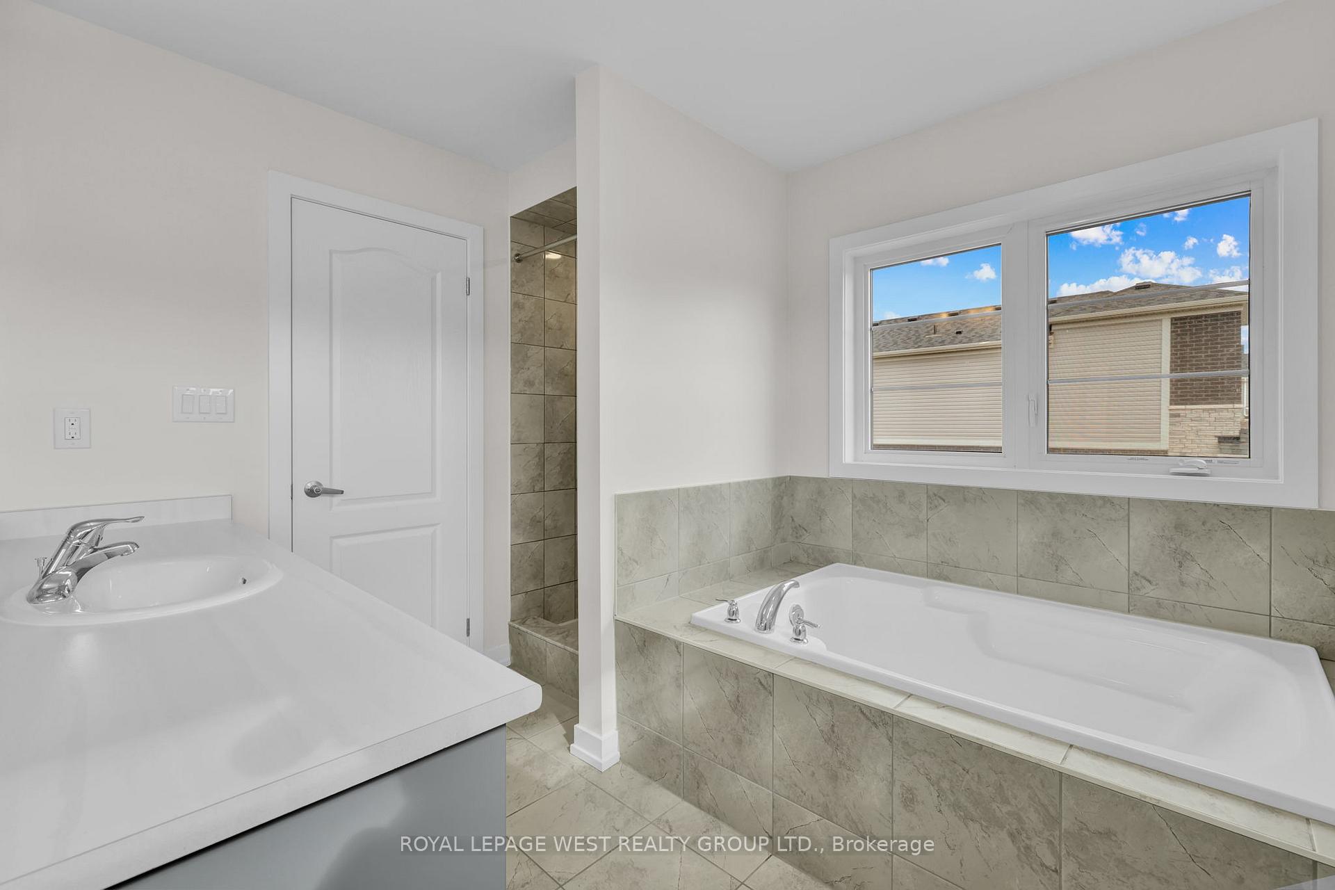Photo 13 of 124 Lilac Circle, Haldimand — HOMEH