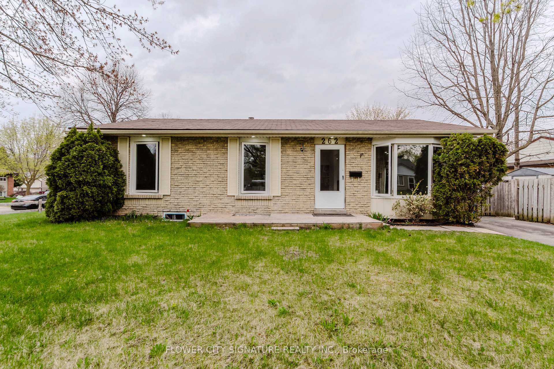 Front of 262 Heritage Drive E