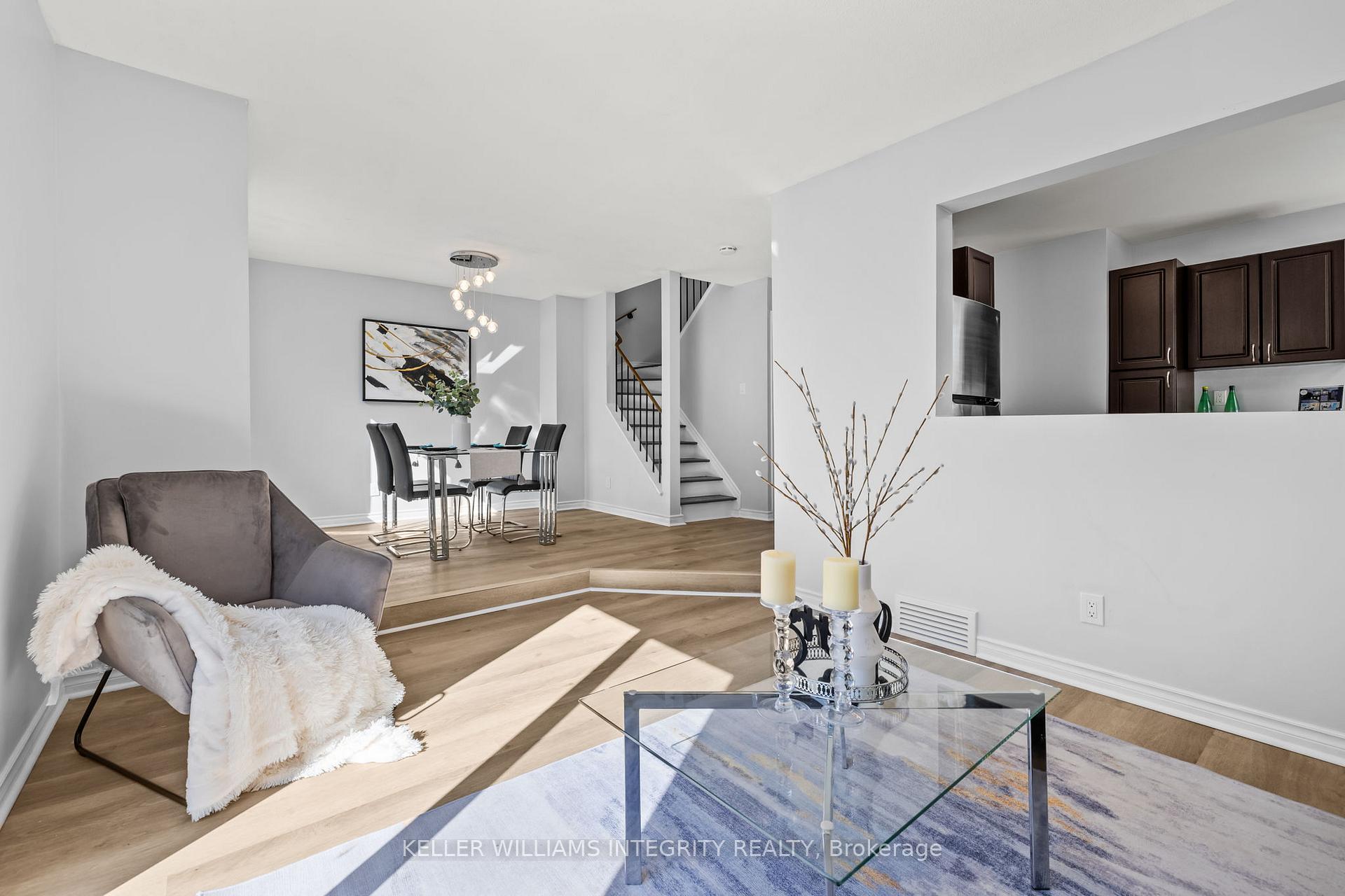 Photo 5 of 11 Willowview Way, Ottawa, Barrhaven - On the Green — HOMEH