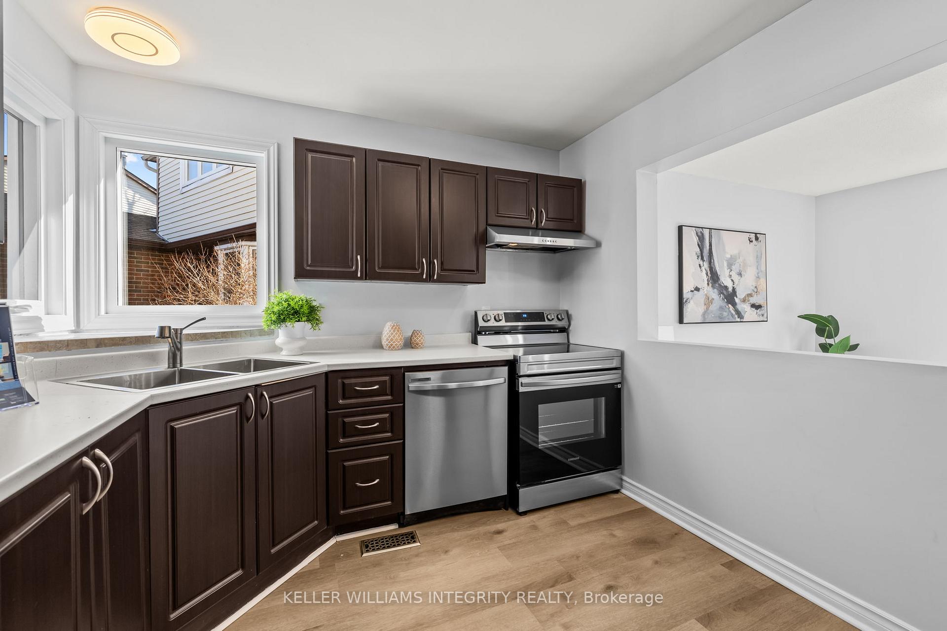 Photo 7 of 11 Willowview Way, Ottawa, Barrhaven - On the Green — HOMEH