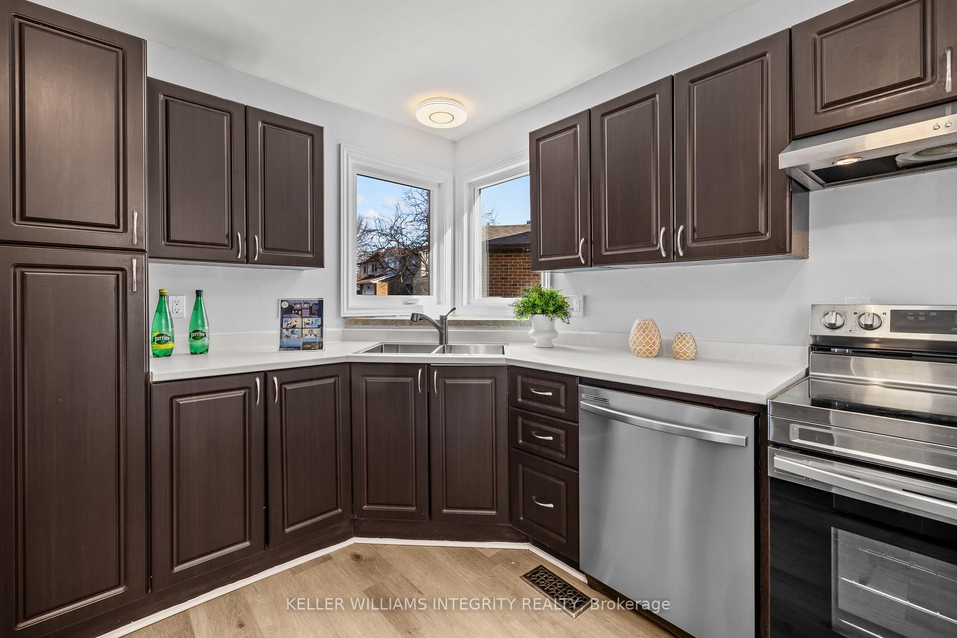 Photo 8 of 11 Willowview Way, Ottawa, Barrhaven - On the Green — HOMEH