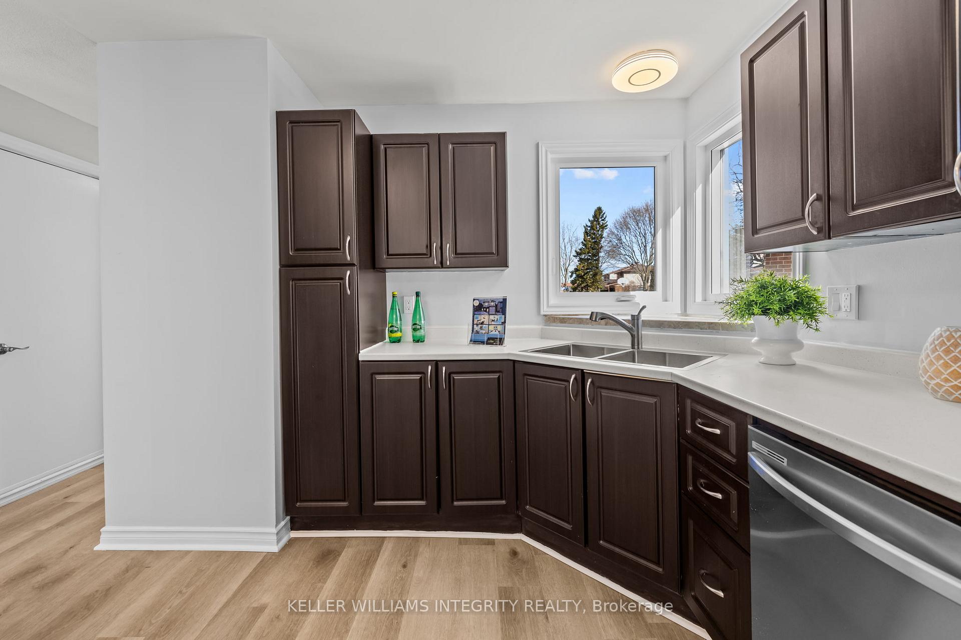 Photo 9 of 11 Willowview Way, Ottawa, Barrhaven - On the Green — HOMEH