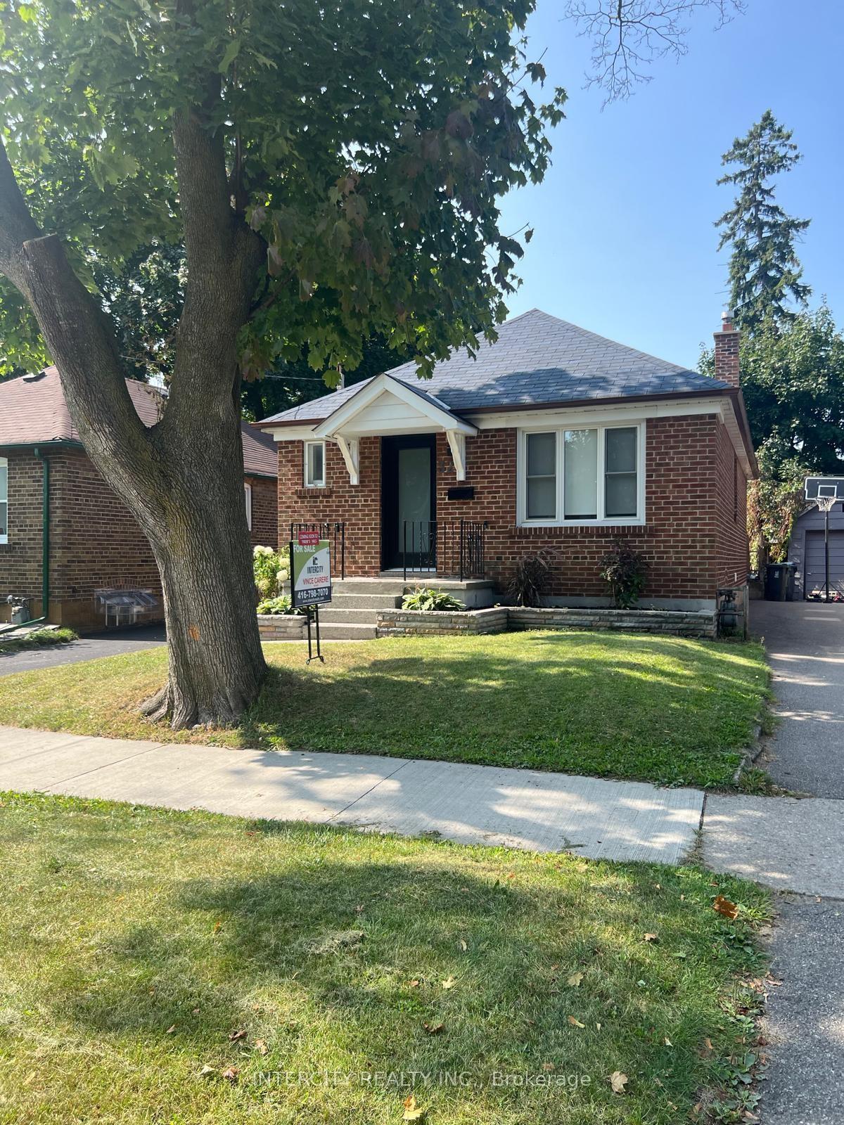 Front of 32 Rothsay Avenue