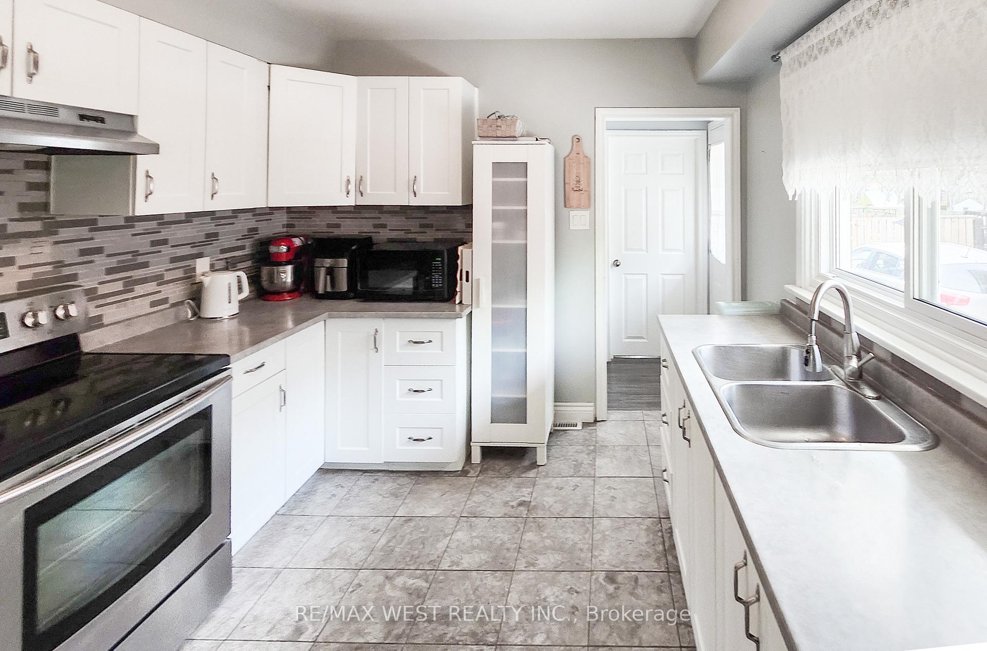 Photo 6 of 90 Strathcona Avenue, Brantford — HOMEH