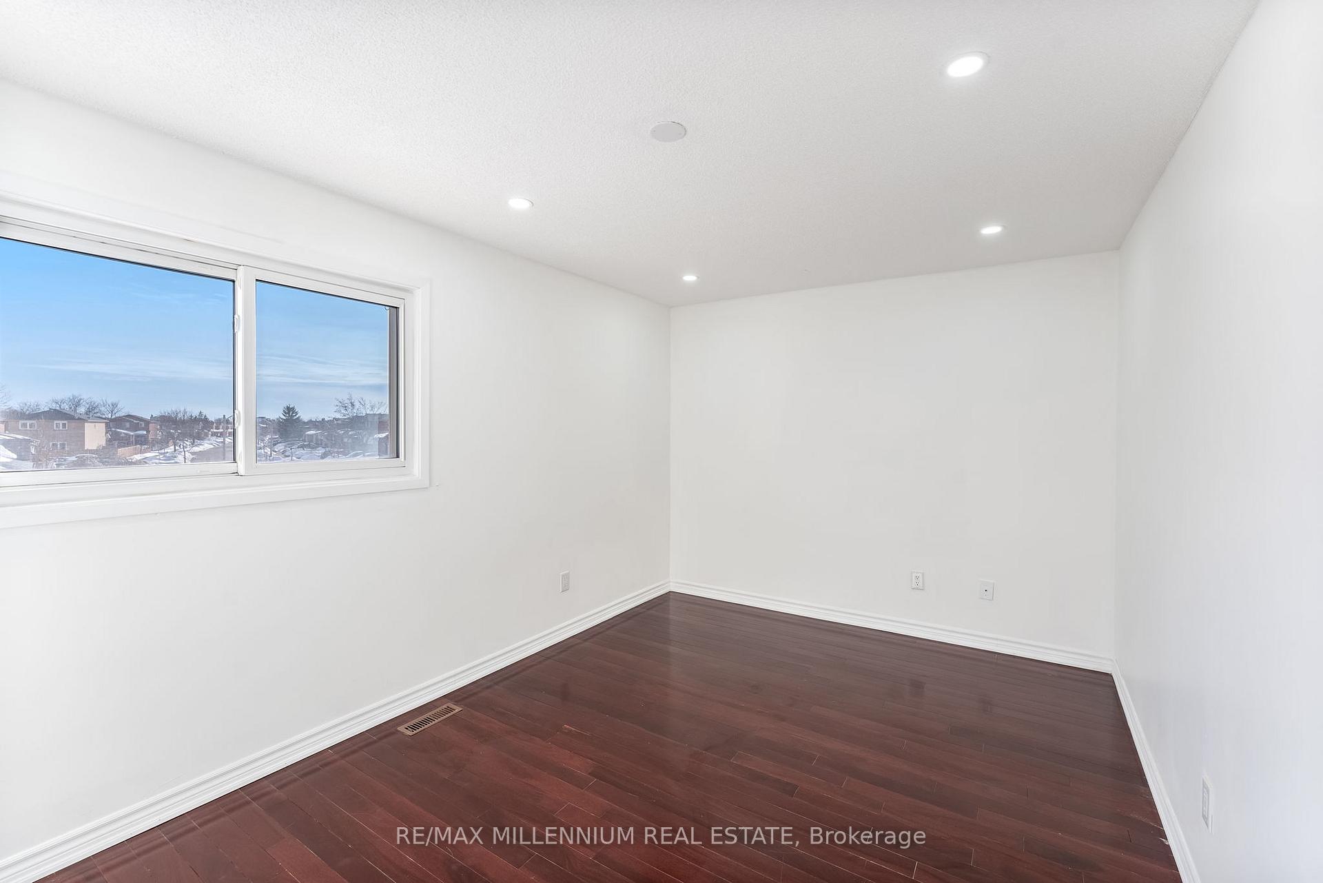 Photo 5 of 20 Whitehaven Drive, Brampton, Heart Lake West — HOMEH
