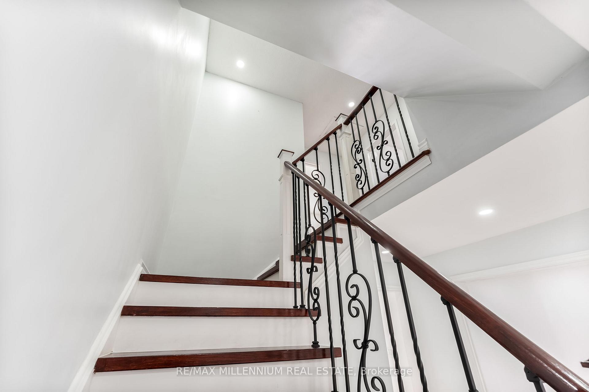 Photo 7 of 20 Whitehaven Drive, Brampton, Heart Lake West — HOMEH