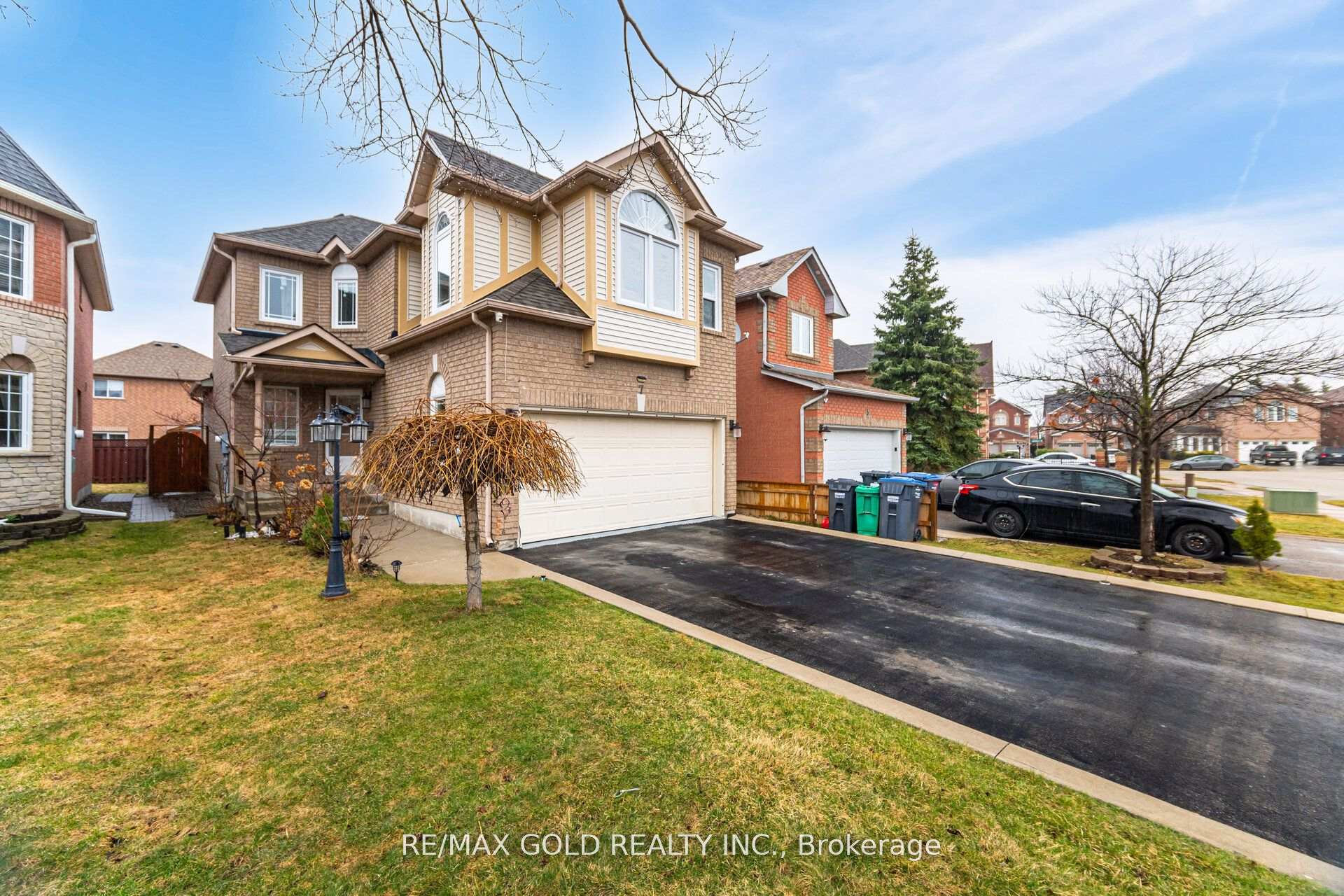 Photo 2 of 7 Creekwood Drive, Brampton, Snelgrove — HOMEH