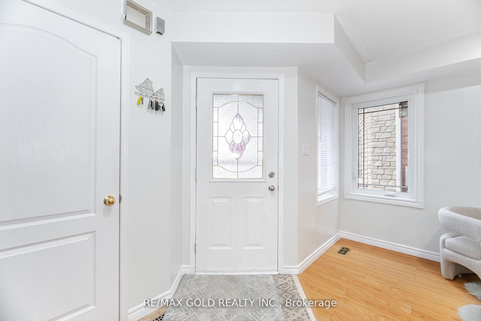 Photo 3 of 7 Creekwood Drive, Brampton, Snelgrove — HOMEH