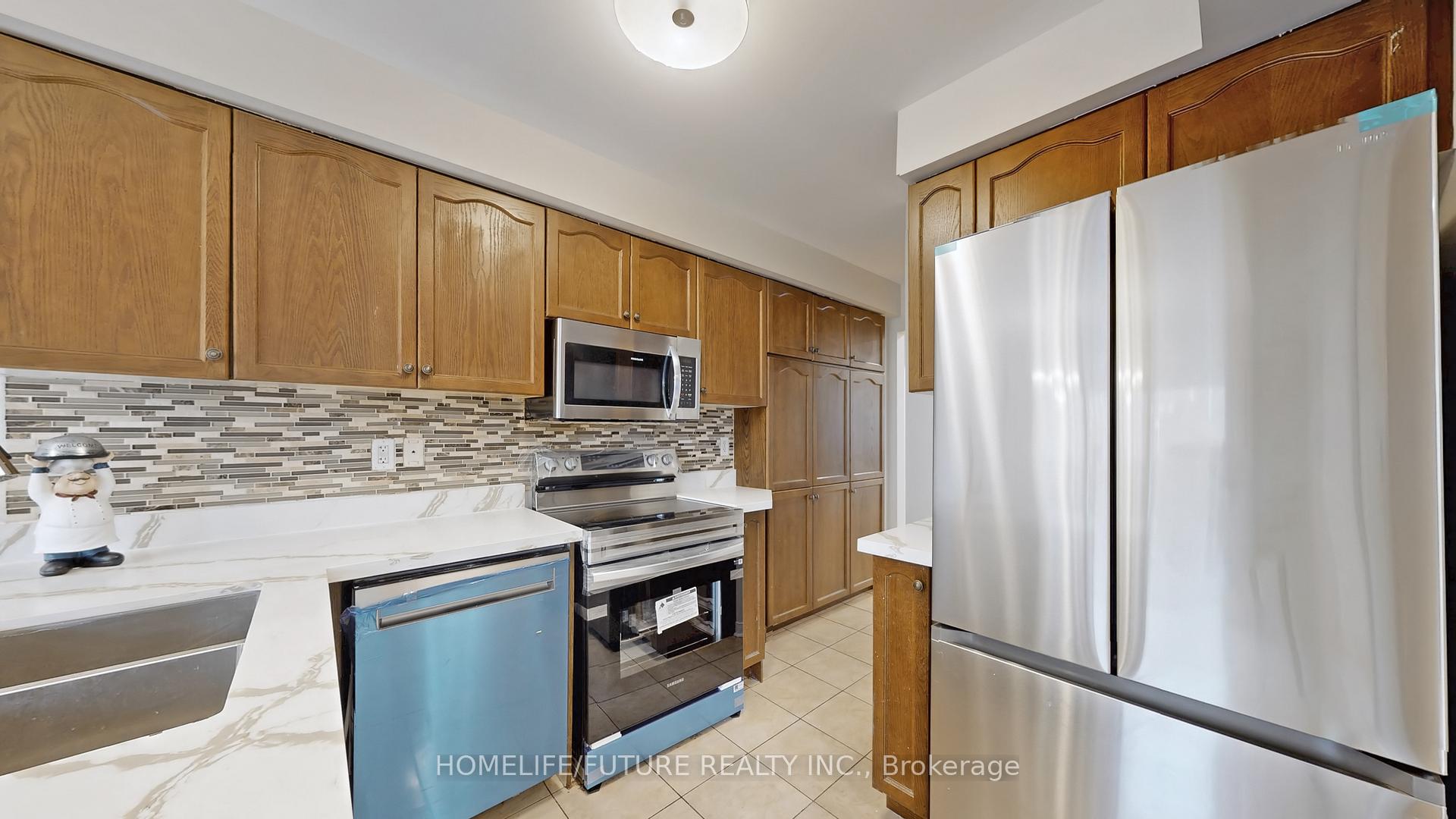 Photo 12 of 10 Quailvalley Drive, Brampton, Sandringham-Wellington — HOMEH
