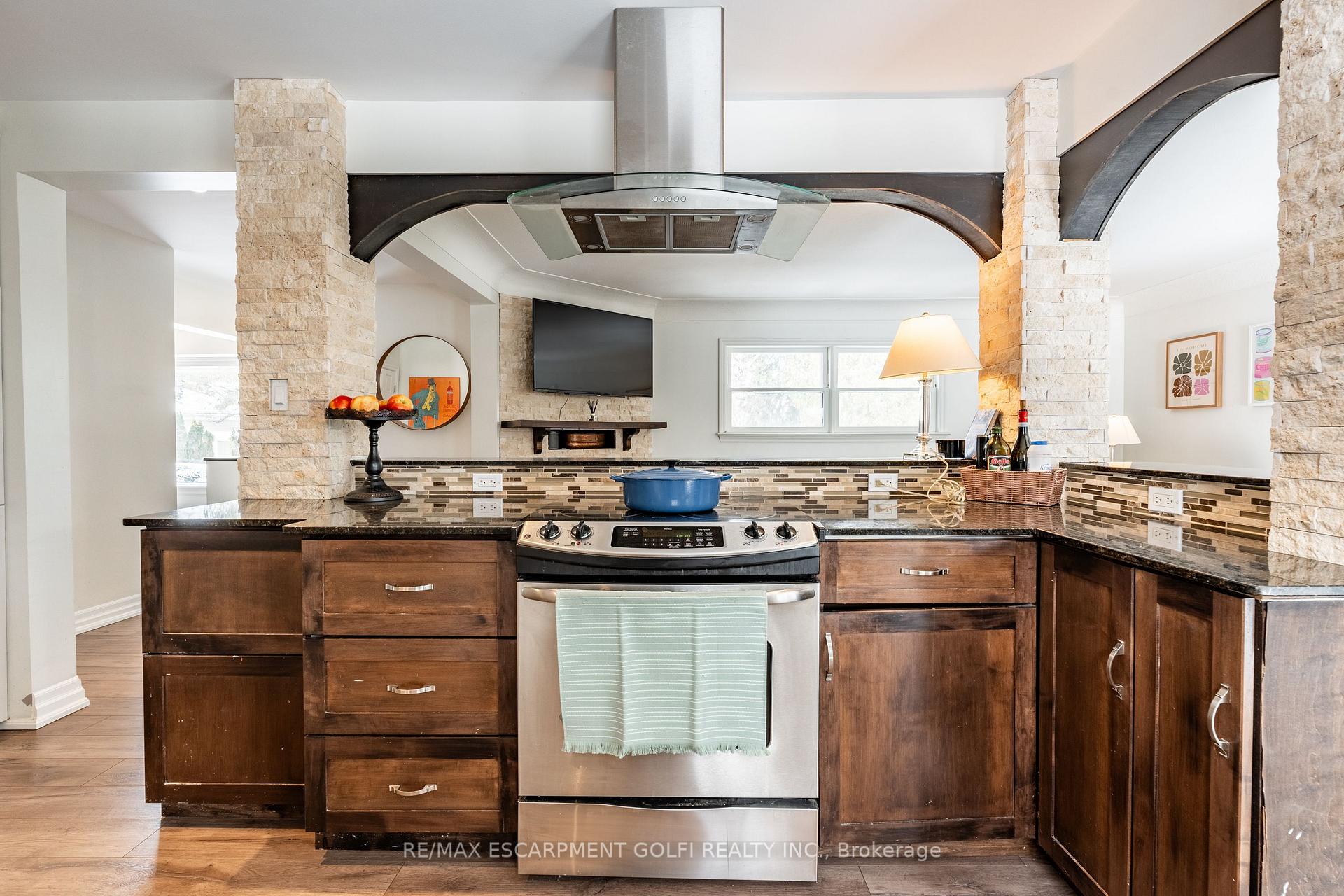 Photo 15 of 878 Alexander Road, Hamilton, Ancaster — HOMEH