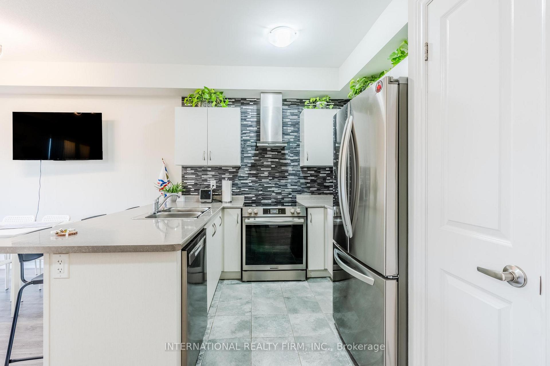 Photo 5 of 155 Aquasanta Crescent, Hamilton, Ryckmans — HOMEH