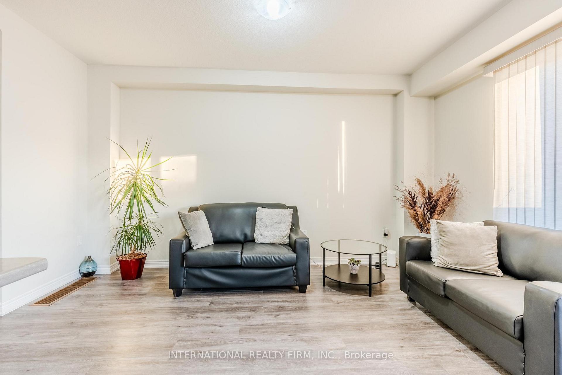Photo 11 of 155 Aquasanta Crescent, Hamilton, Ryckmans — HOMEH