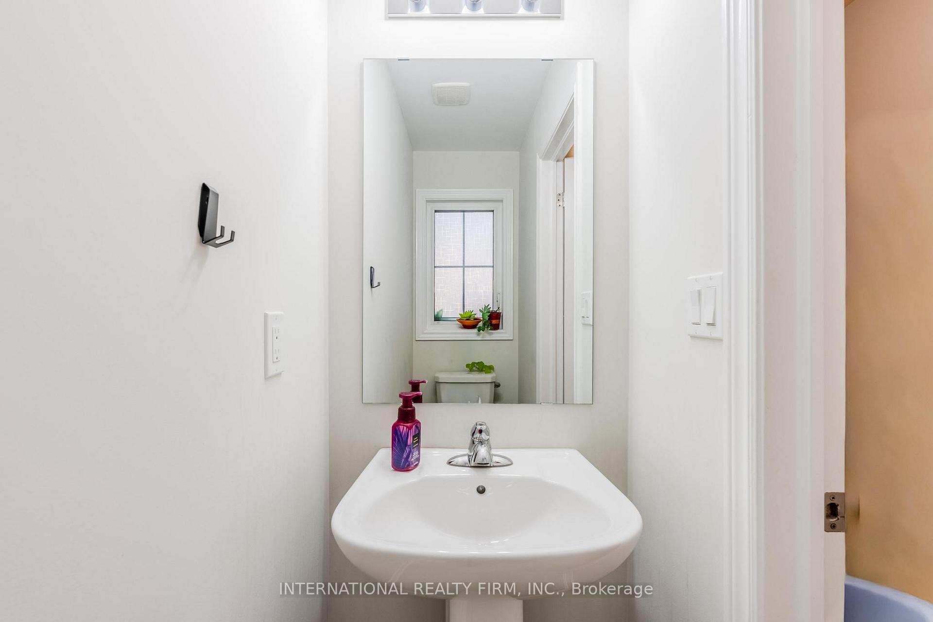 Photo 16 of 155 Aquasanta Crescent, Hamilton, Ryckmans — HOMEH