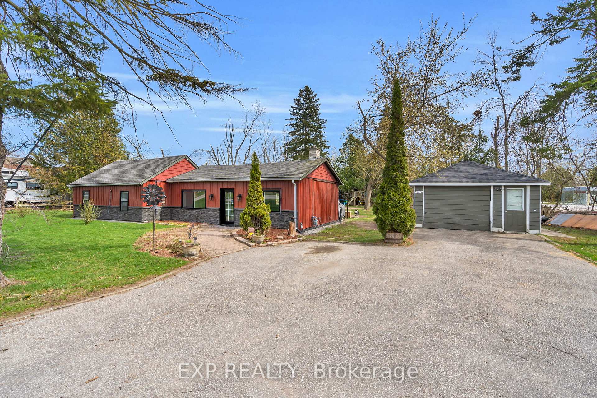 Photo 2 of 409 Centre Street, Brock, Beaverton — HOMEH