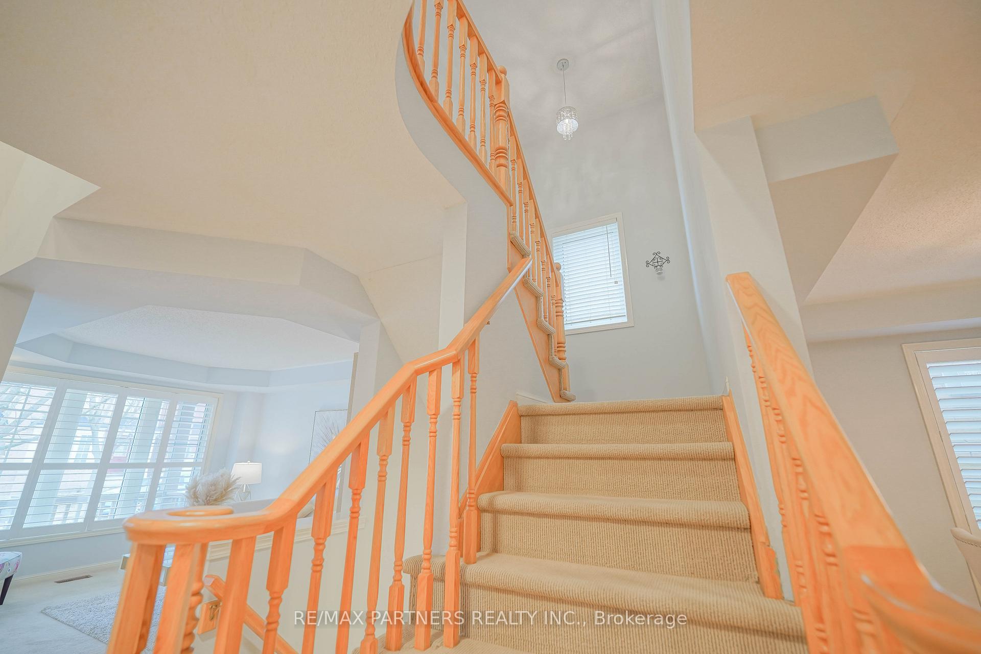 Photo 6 of 4 Tower Bridge Crescent, Markham, Berczy — HOMEH