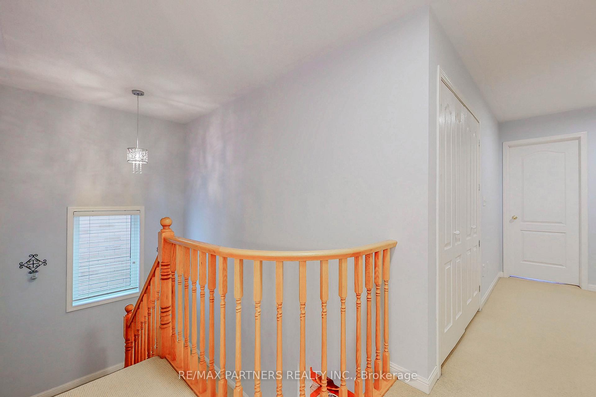 Photo 12 of 4 Tower Bridge Crescent, Markham, Berczy — HOMEH
