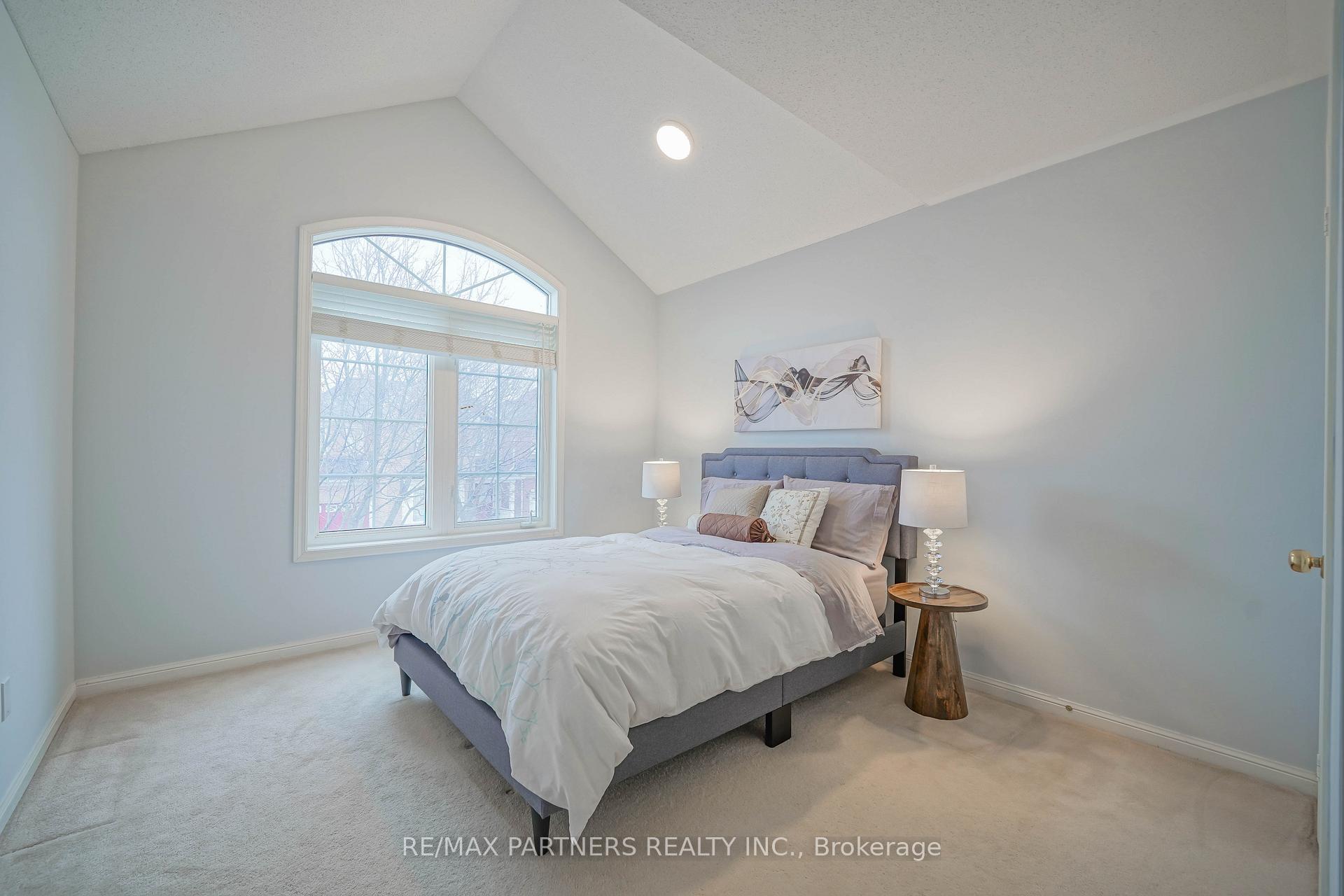 Photo 13 of 4 Tower Bridge Crescent, Markham, Berczy — HOMEH