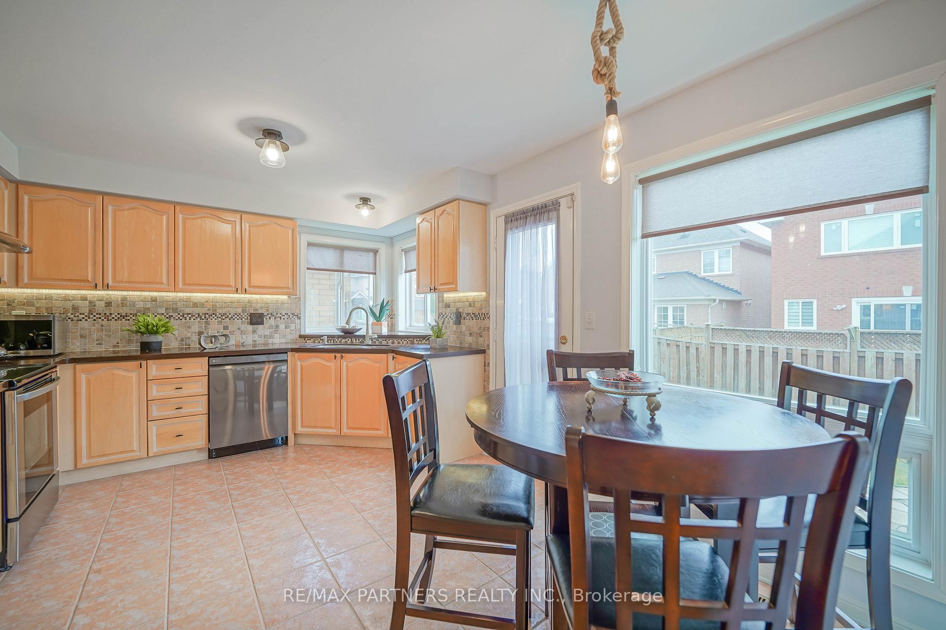 Photo 26 of 4 Tower Bridge Crescent, Markham, Berczy — HOMEH