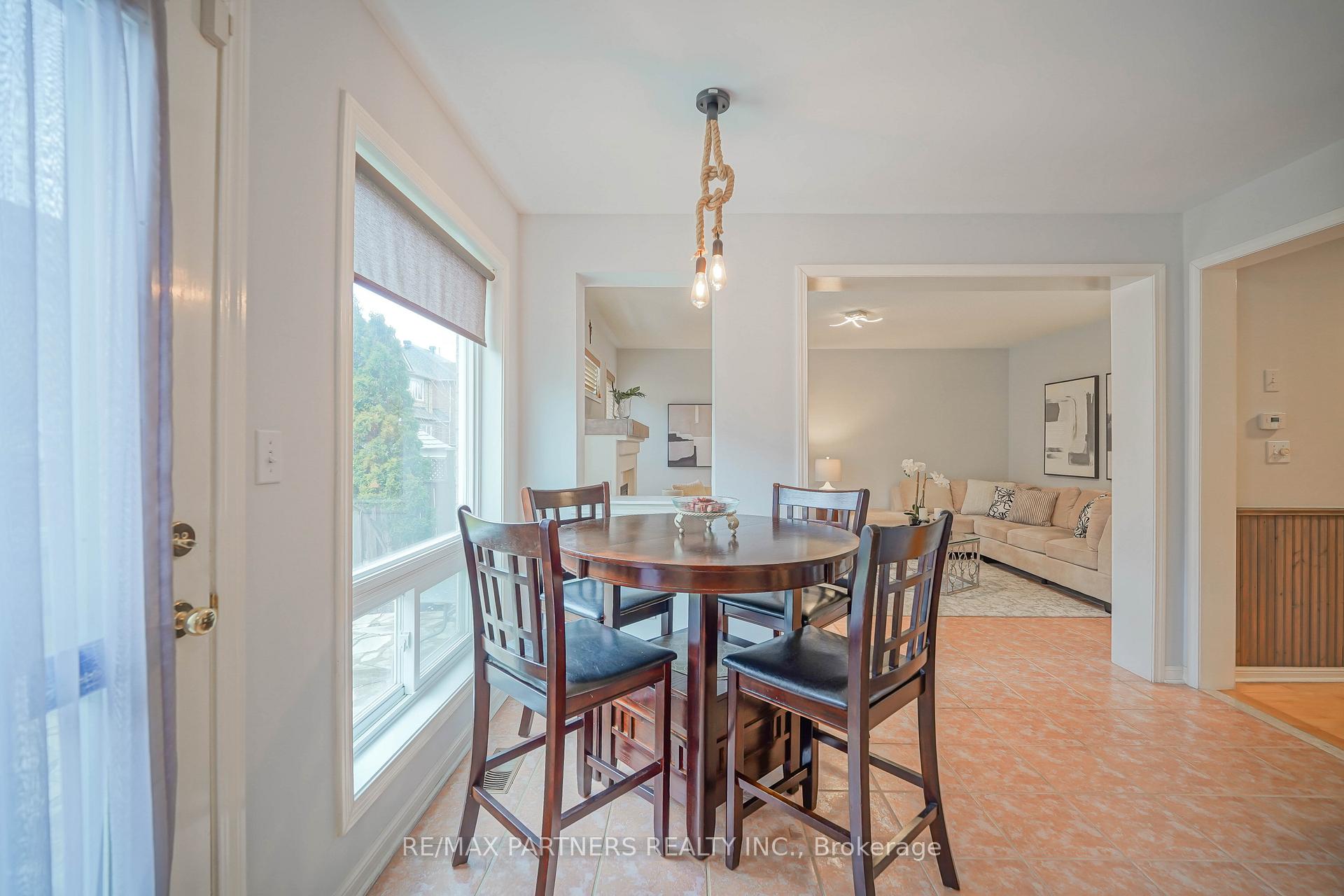 Photo 31 of 4 Tower Bridge Crescent, Markham, Berczy — HOMEH
