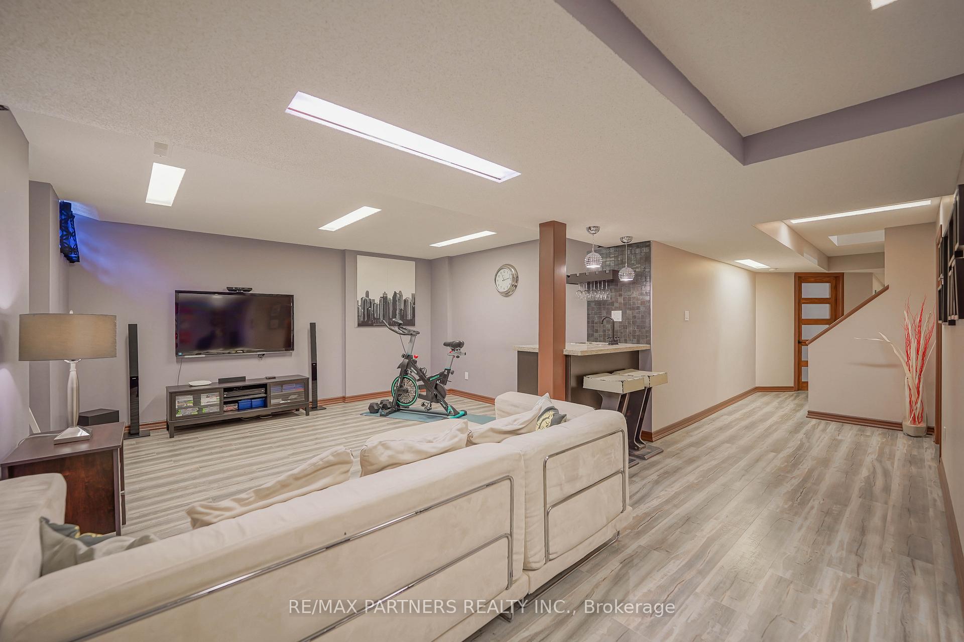 Photo 34 of 4 Tower Bridge Crescent, Markham, Berczy — HOMEH