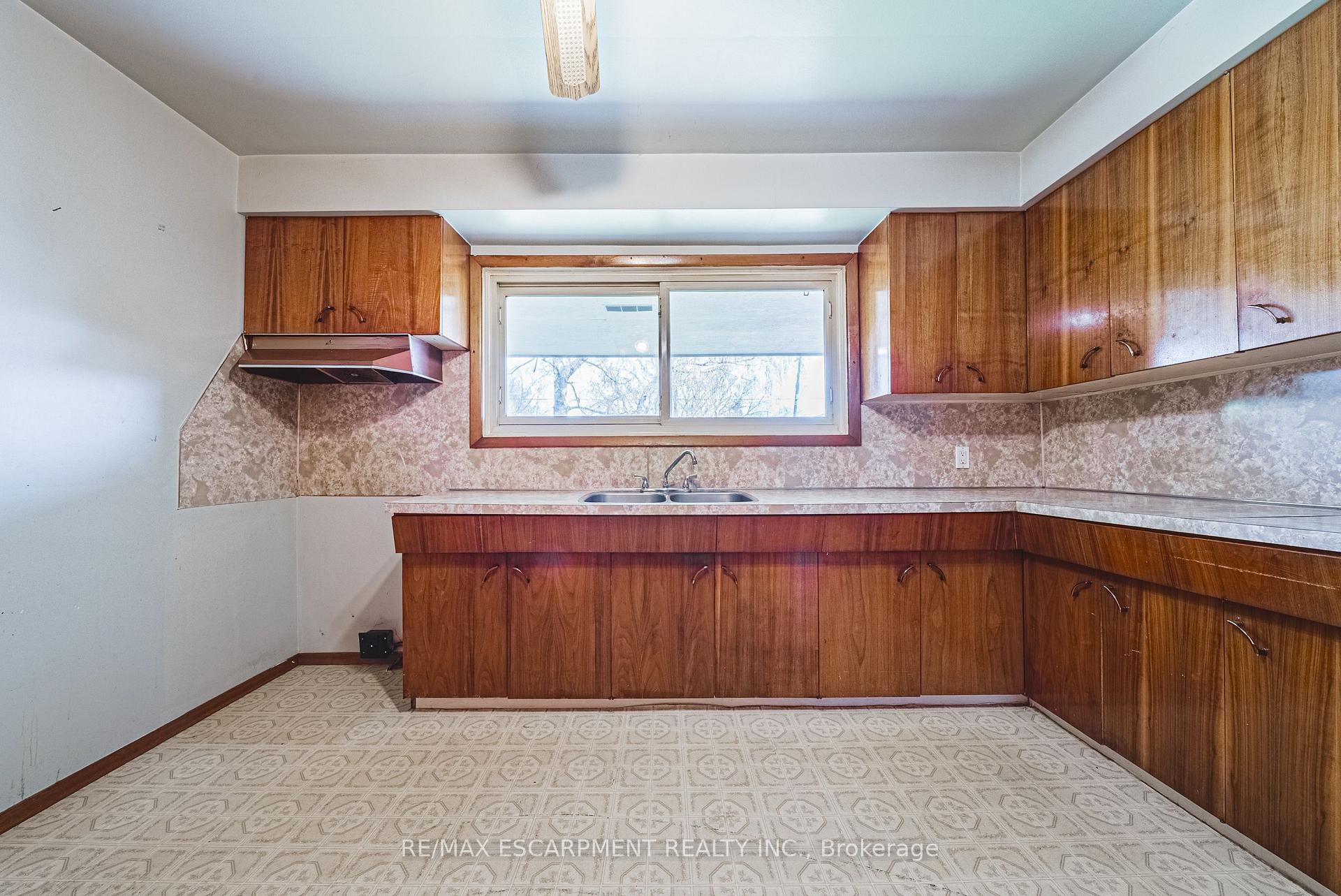 Photo 9 of 340 West 5th Street, Hamilton, Buchanan — HOMEH