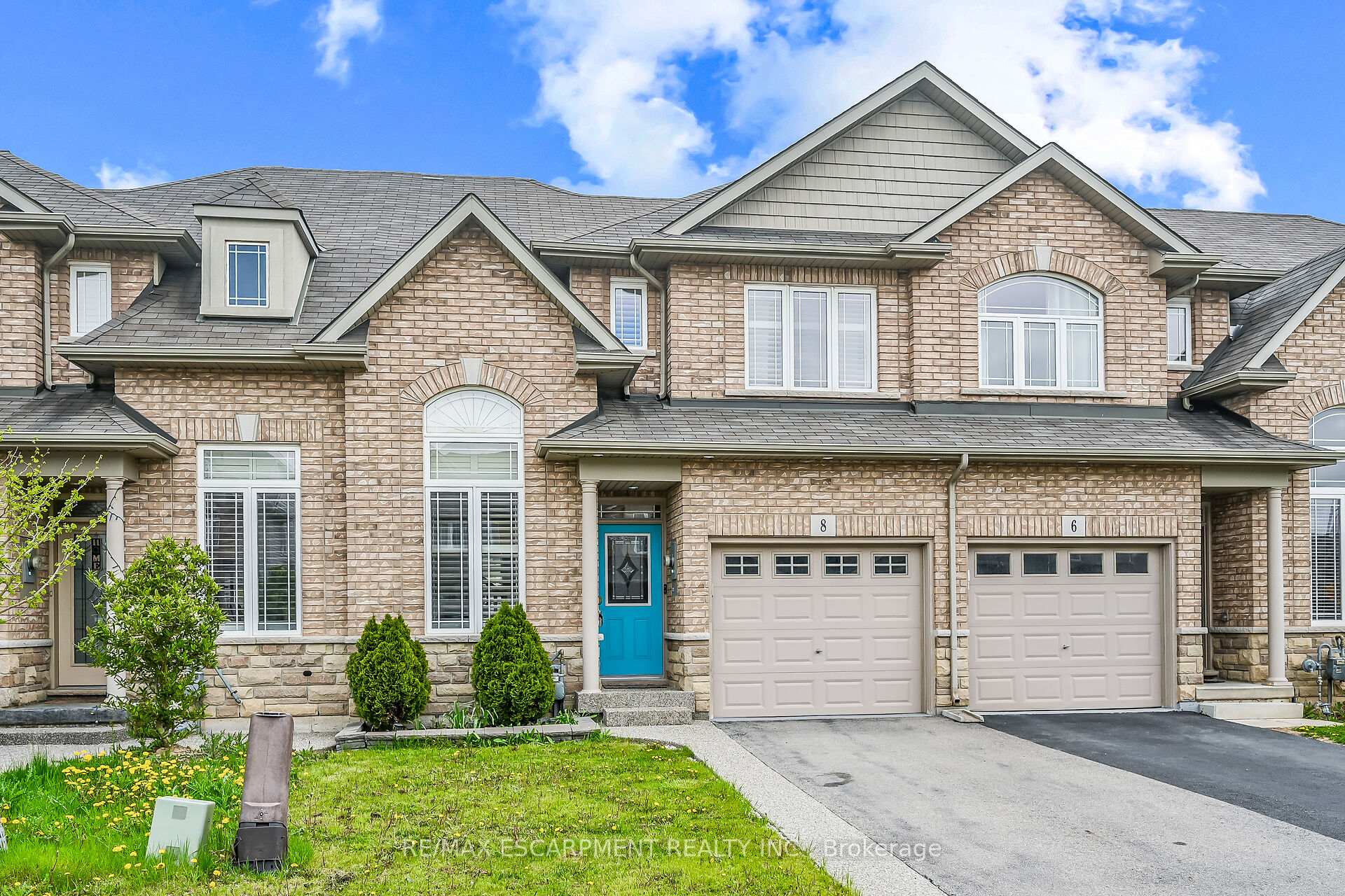 Front of 8 Charleswood Crescent