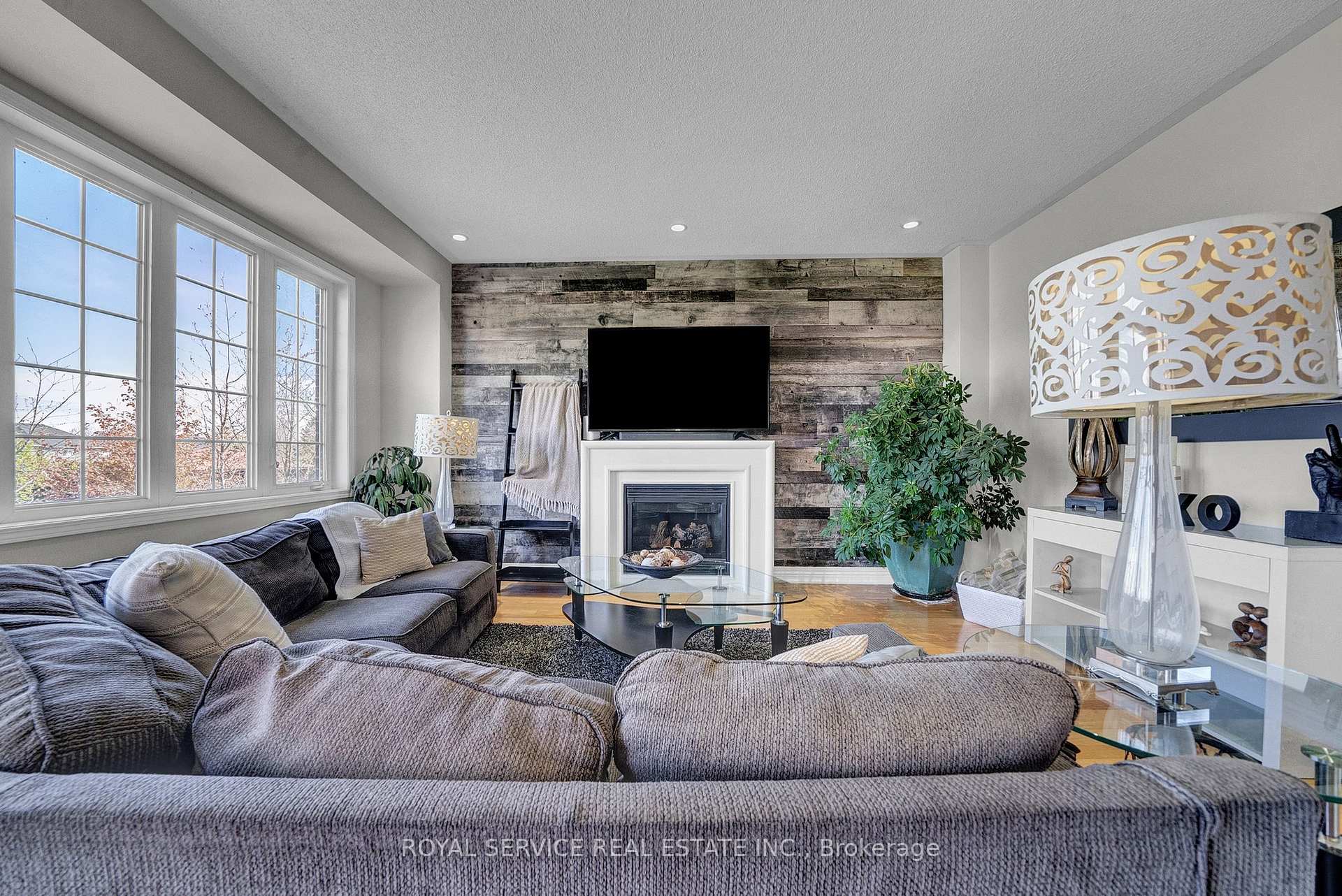 Photo 8 of 35 Alldread Crescent, Clarington, Newcastle — HOMEH