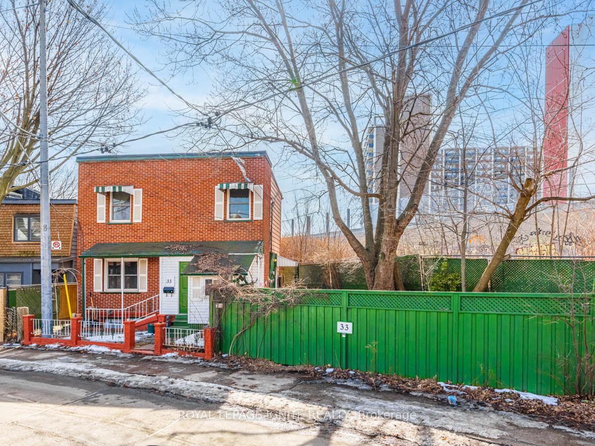 Photo 2 of 33 Delaney Crescent S, Toronto, Little Portugal — HOMEH