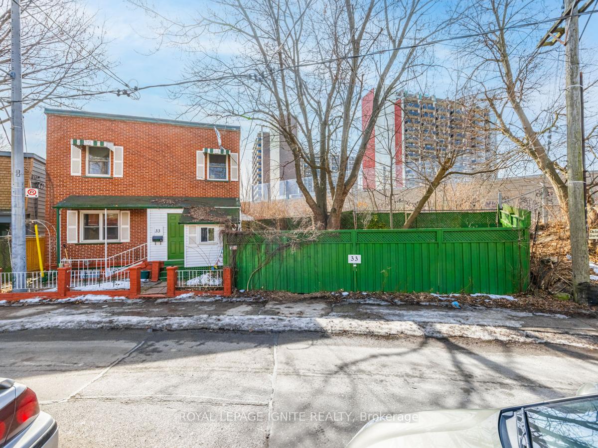Photo 3 of 33 Delaney Crescent S, Toronto, Little Portugal — HOMEH