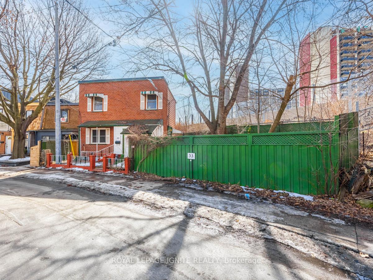 Photo 4 of 33 Delaney Crescent S, Toronto, Little Portugal — HOMEH