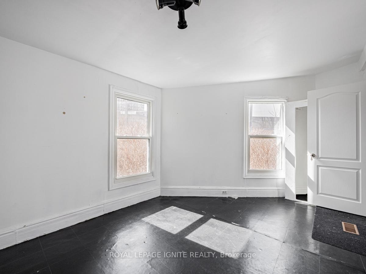 Photo 13 of 33 Delaney Crescent S, Toronto, Little Portugal — HOMEH