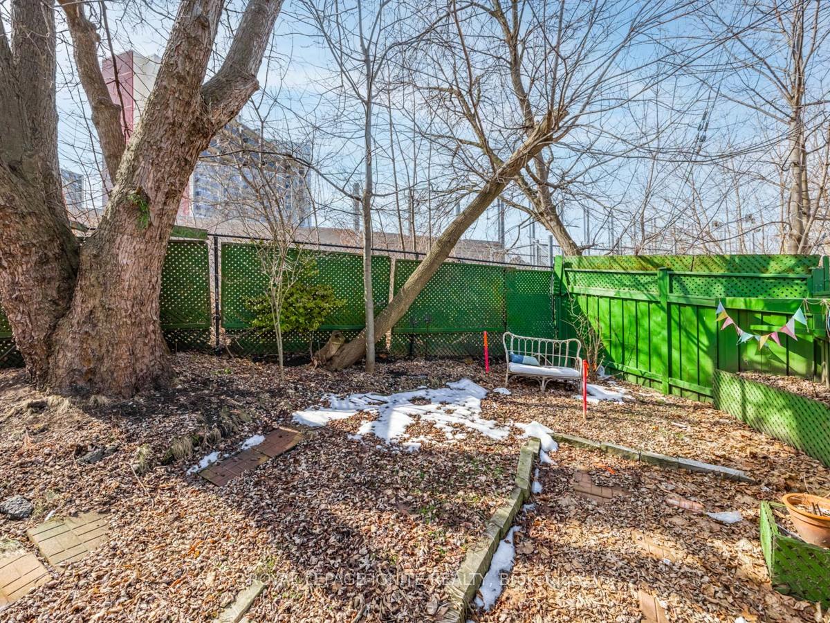 Photo 27 of 33 Delaney Crescent S, Toronto, Little Portugal — HOMEH