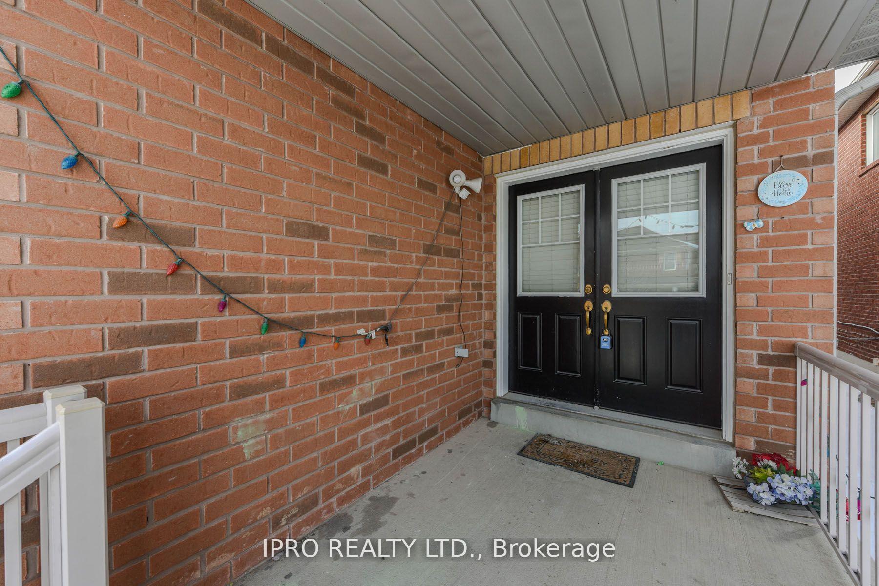 Photo 4 of 209 Checkerberry Crescent, Brampton, Sandringham-Wellington — HOMEH