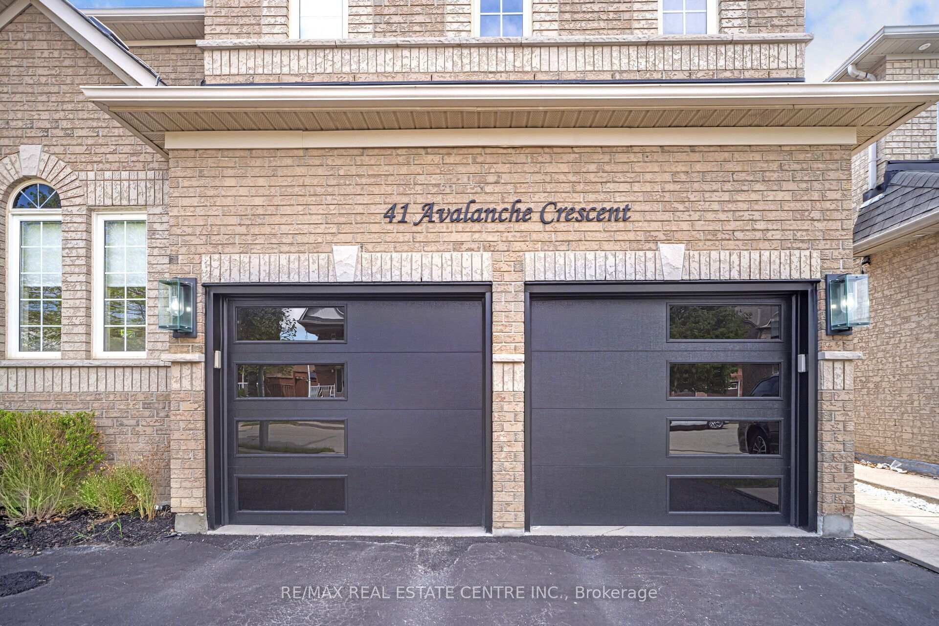 Photo 3 of 41 Avalanche Crescent, Brampton, Bram East — HOMEH