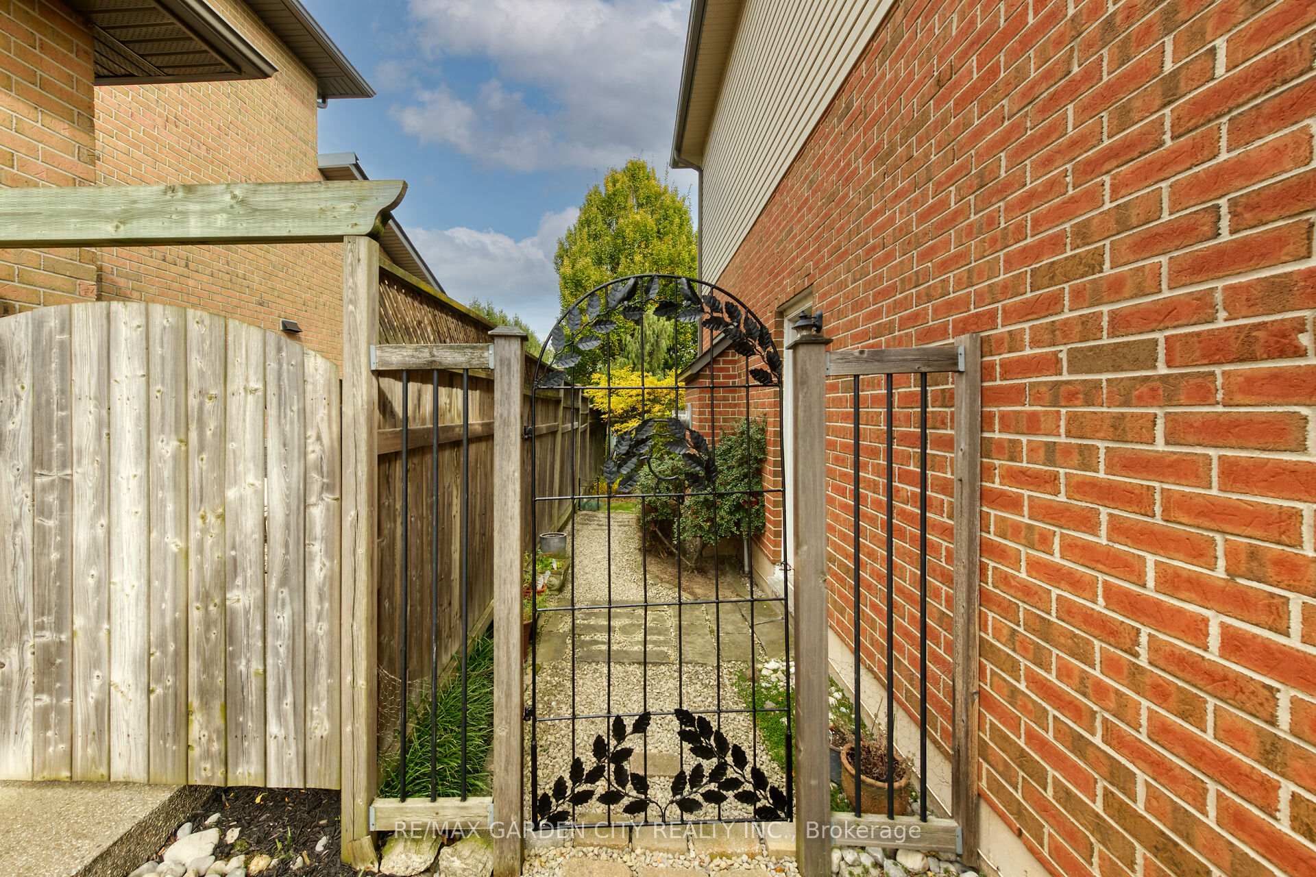 Photo 27 of 24 Jeanette Avenue, Grimsby, Grimsby Beach — HOMEH