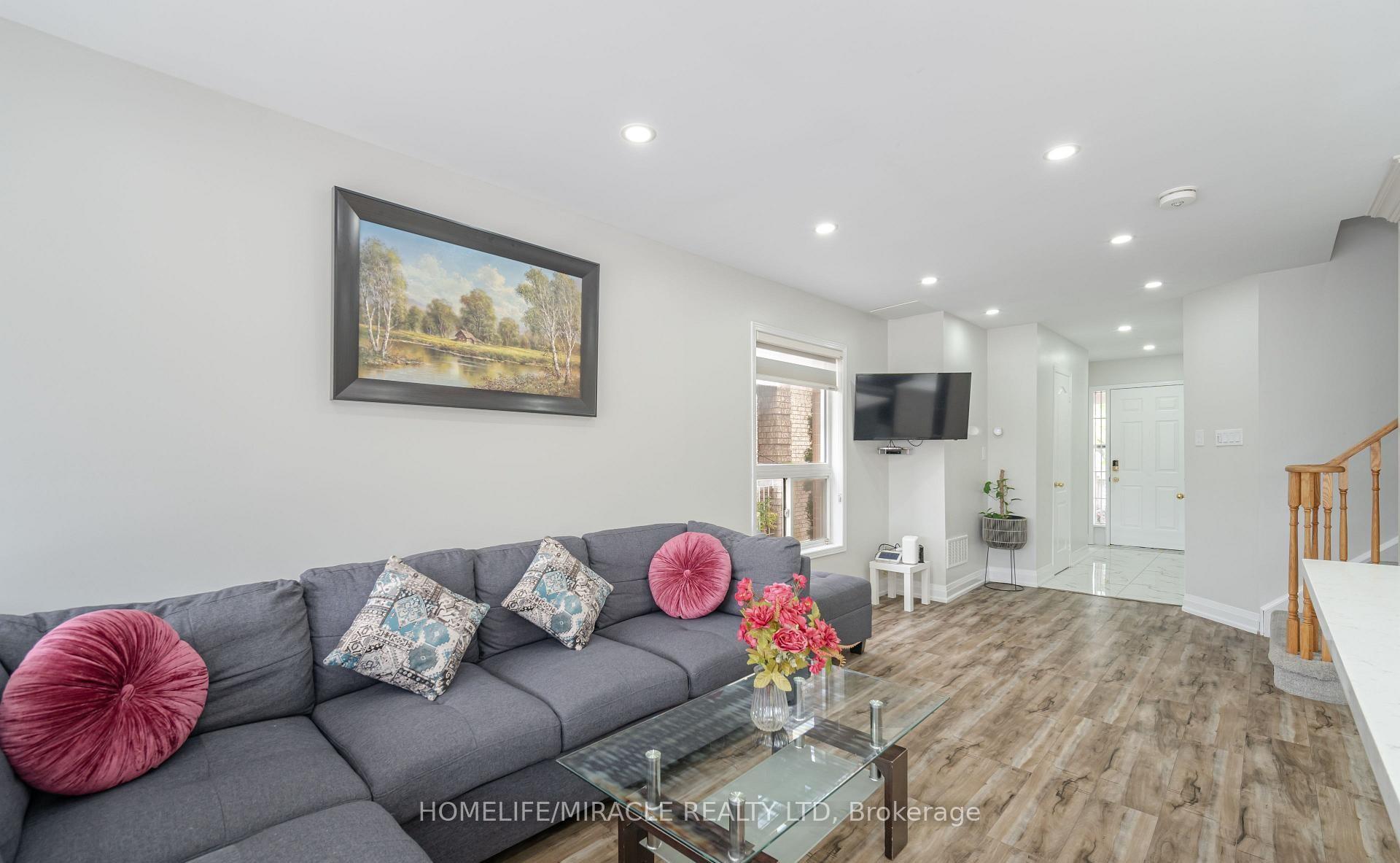 Photo 6 of 10 Hackberry Gate, Brampton, Sandringham-Wellington North — HOMEH