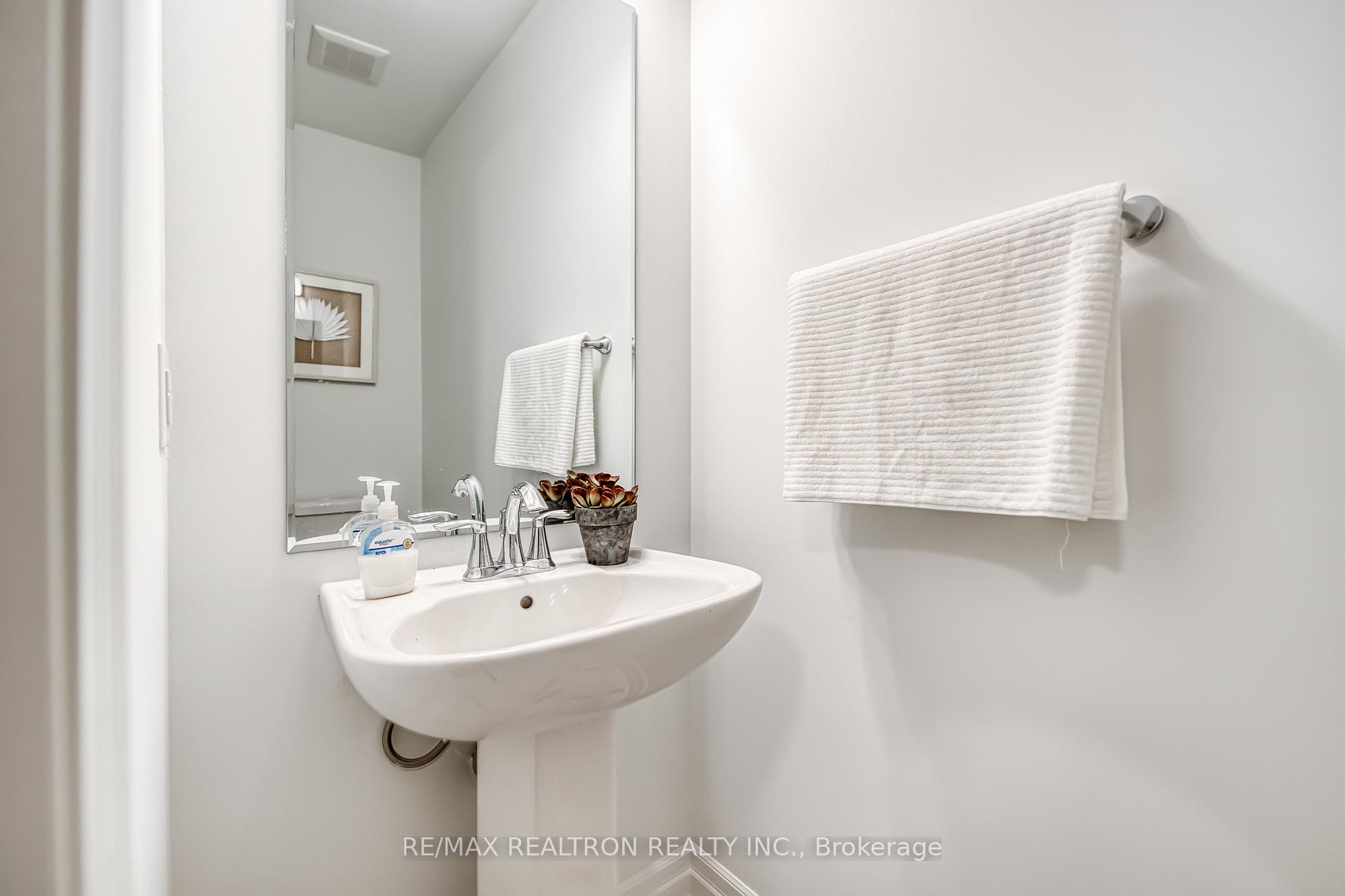Photo 9 of 63 Greenridge Crescent, Markham, Victoria Square — HOMEH