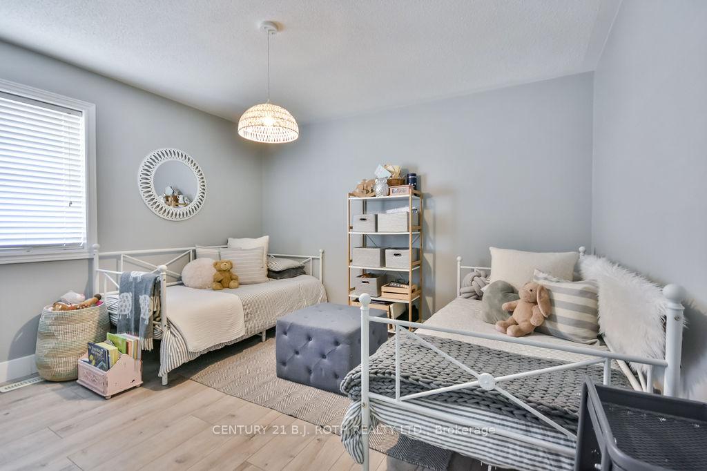 Photo 40 of 11 Blackbird Lane, Barrie, 400 West — HOMEH