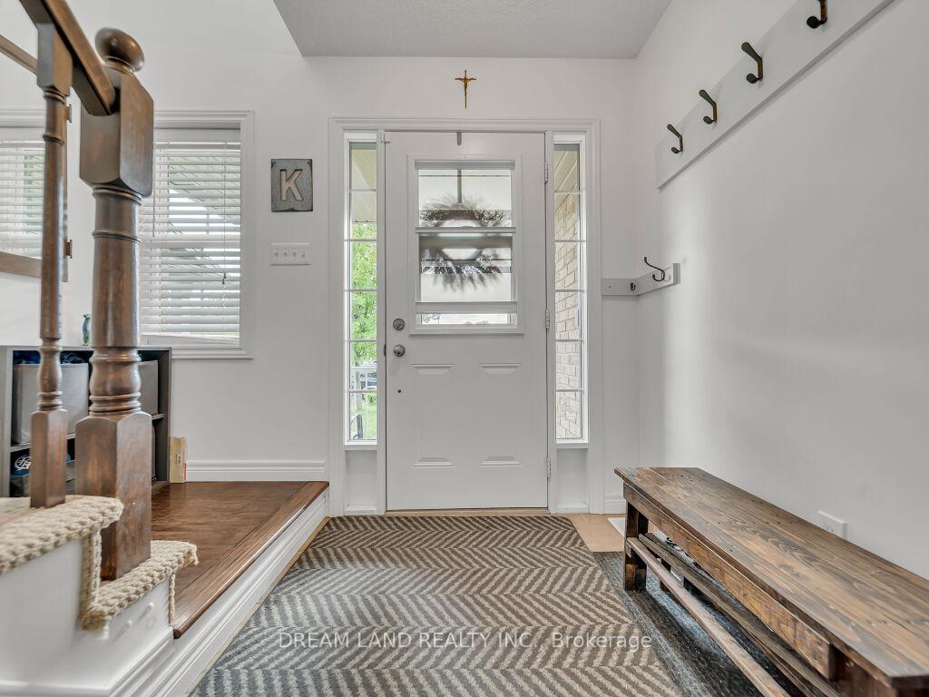 Photo 3 of 11 Schiedel Drive, Guelph, Victoria North — HOMEH