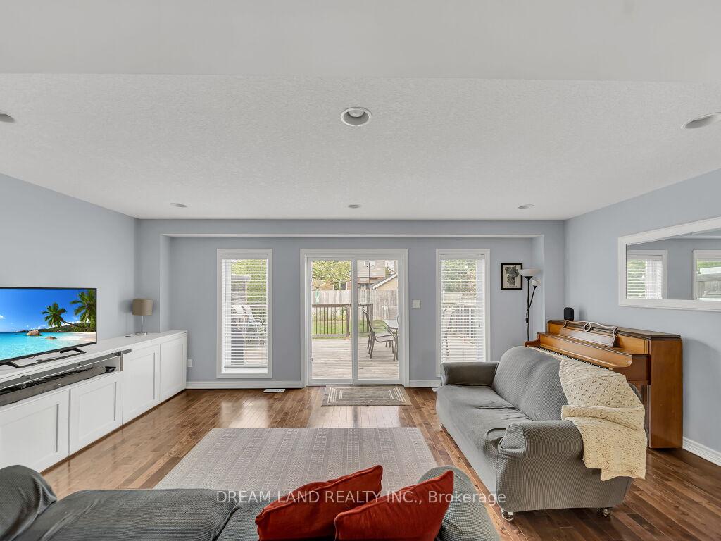 Photo 5 of 11 Schiedel Drive, Guelph, Victoria North — HOMEH