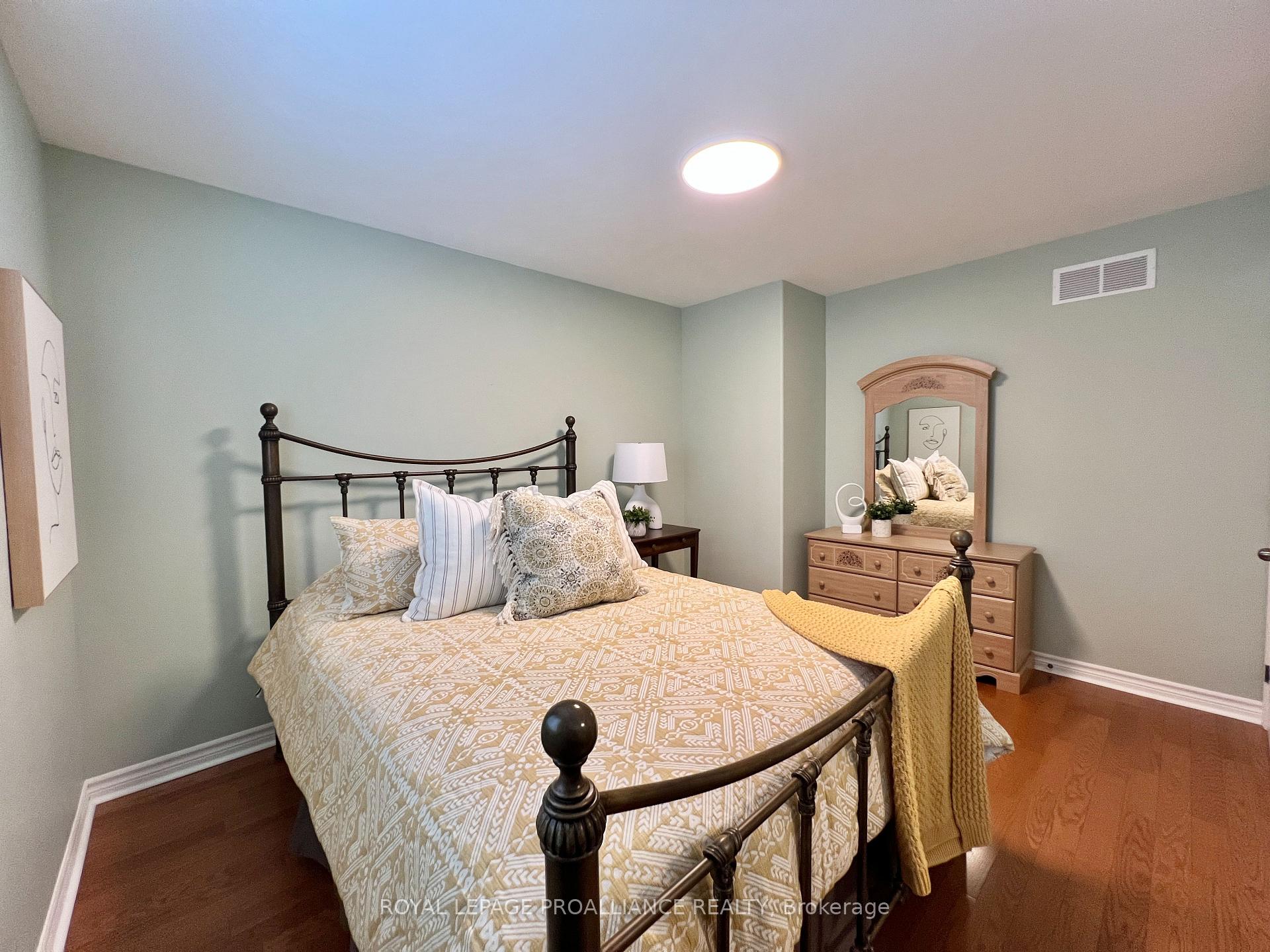 Photo 14 of 43 Chelsea Crescent, Belleville, Thurlow Ward — HOMEH