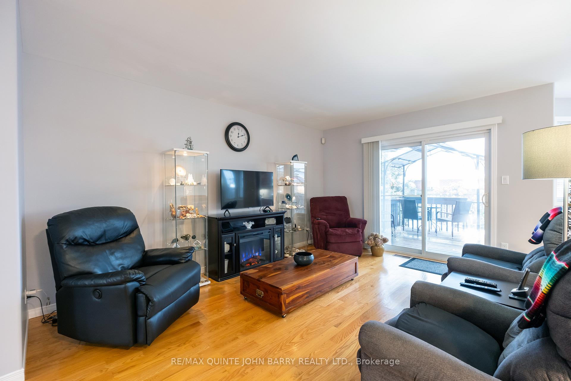Photo 10 of 57 Hemlock Crescent, Belleville, Belleville Ward — HOMEH