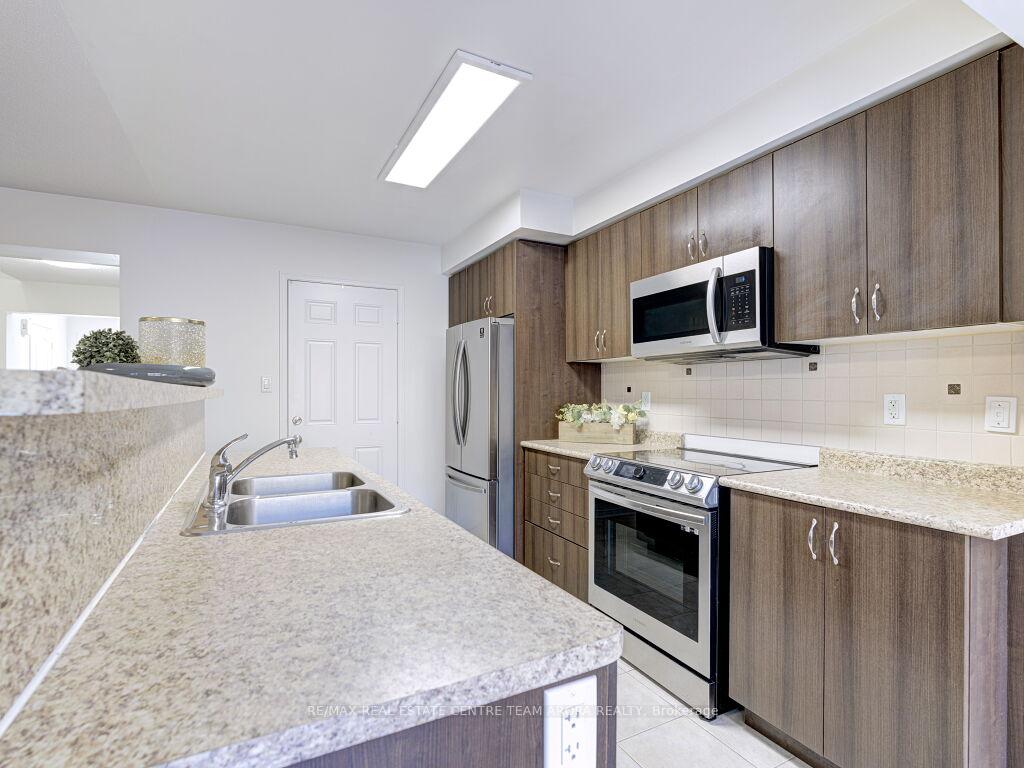 Photo 13 of 26 Lightcatcher Circle, Brampton, Bram East — HOMEH