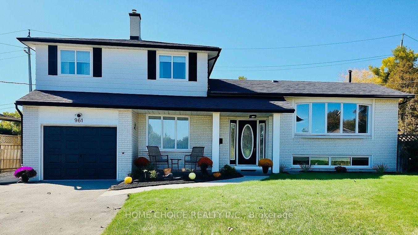 Front of 961 Curtis Crescent