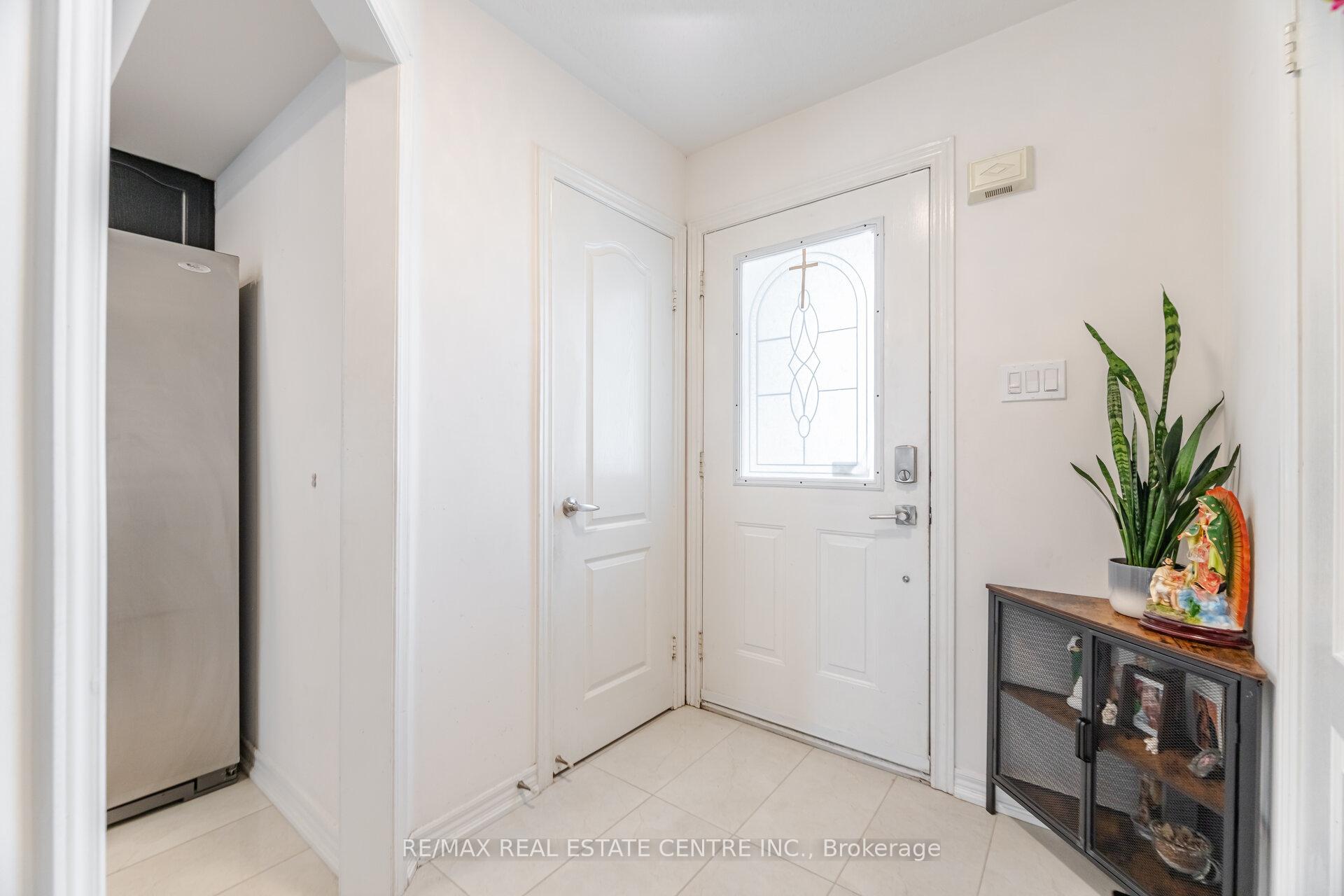 Photo 5 of 108 Barleyfield Road, Brampton, Sandringham-Wellington North — HOMEH