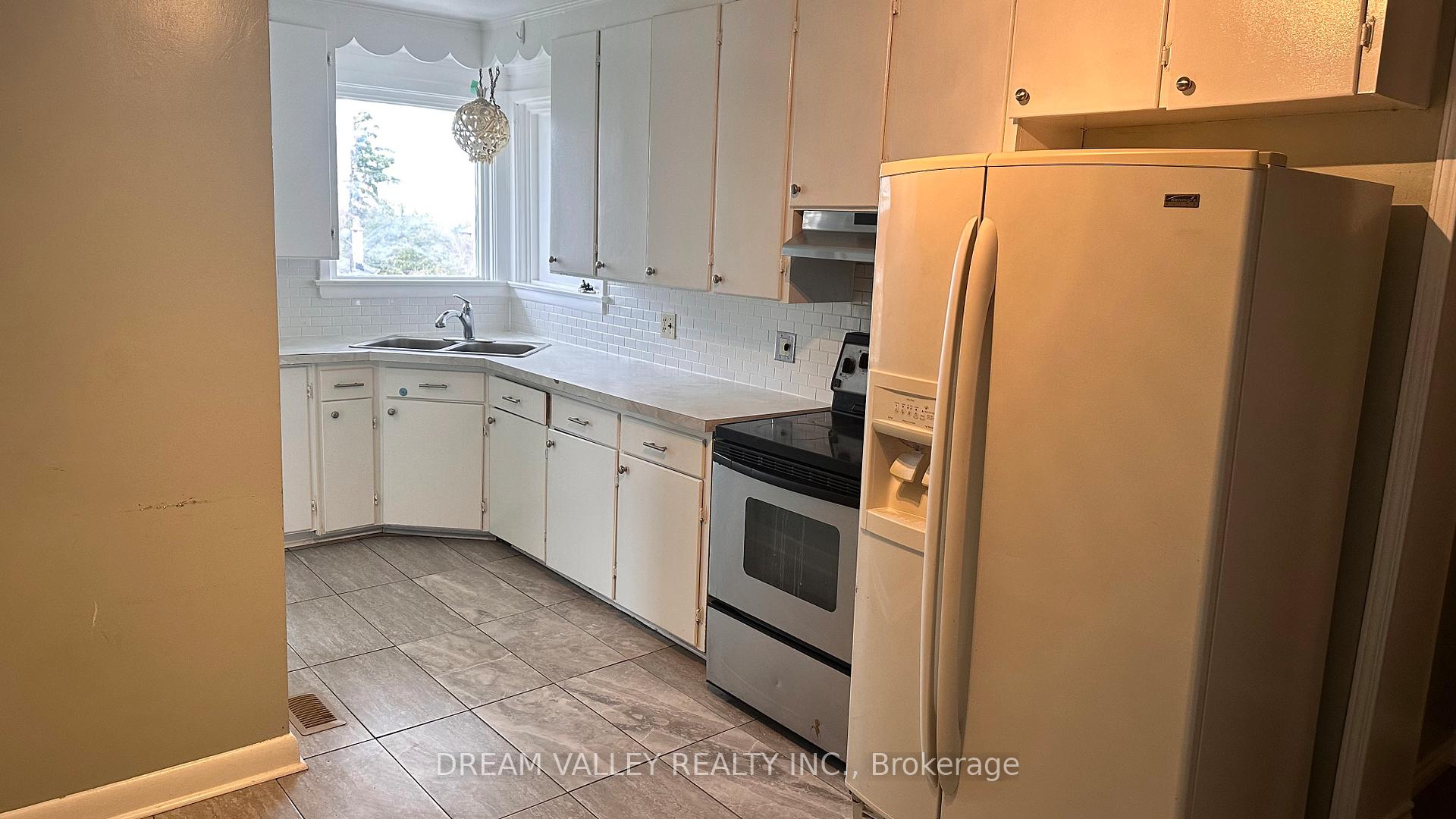 Photo 8 of 708 Tennyson Avenue, Oshawa, Donevan — HOMEH