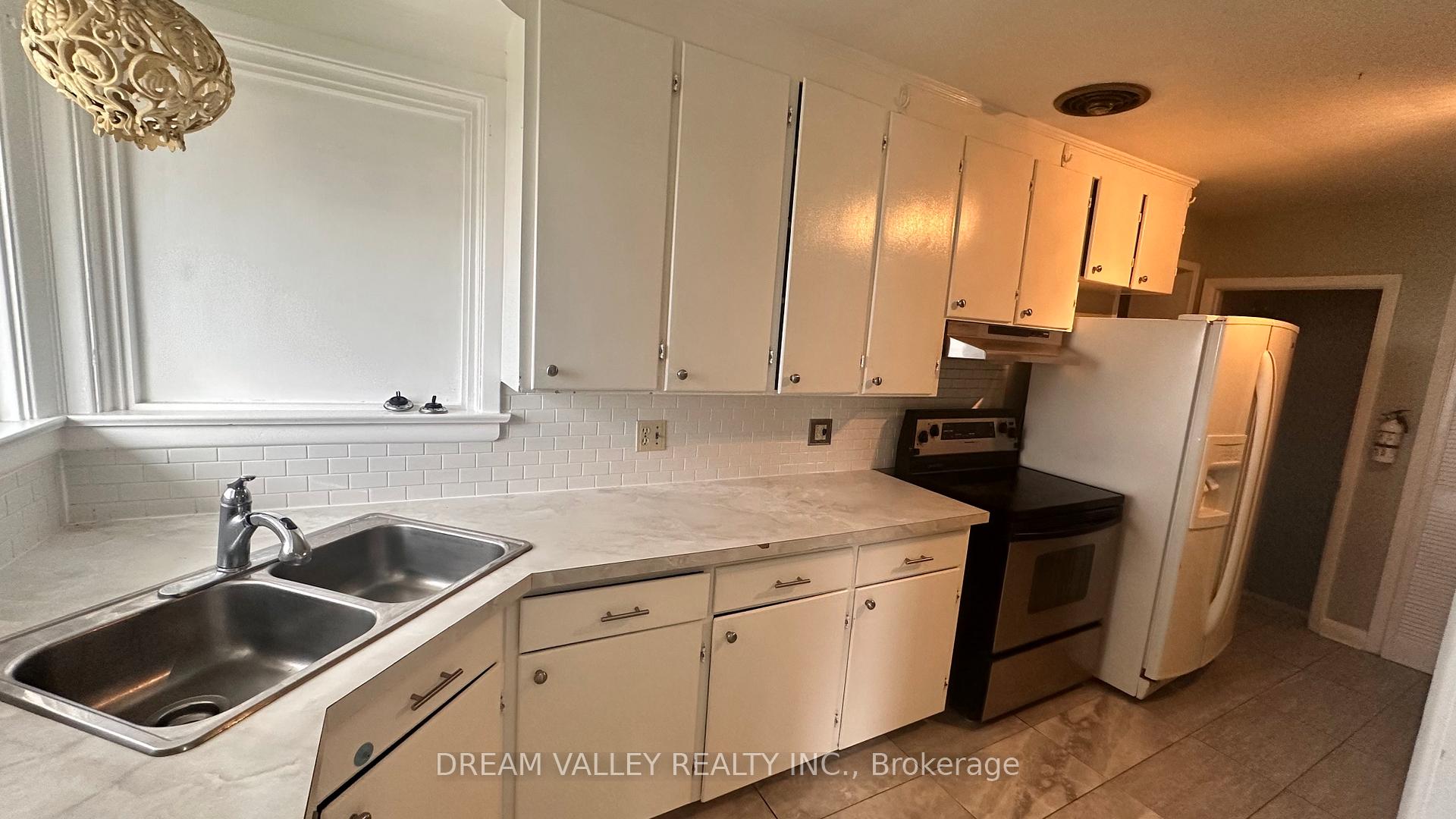 Photo 15 of 708 Tennyson Avenue, Oshawa, Donevan — HOMEH