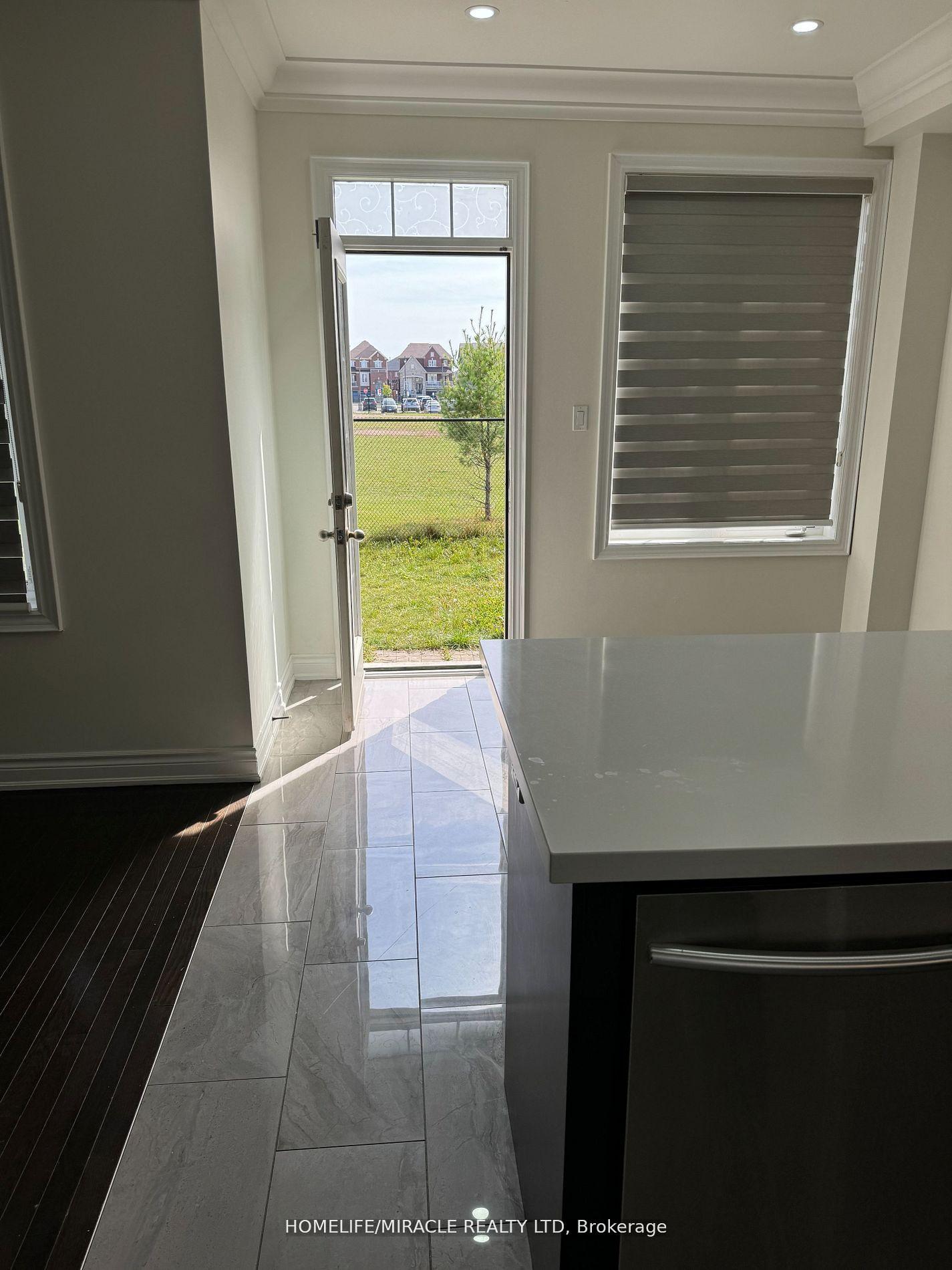 Photo 9 of 31 Saint Dennis Road, Brampton, Sandringham-Wellington North — HOMEH