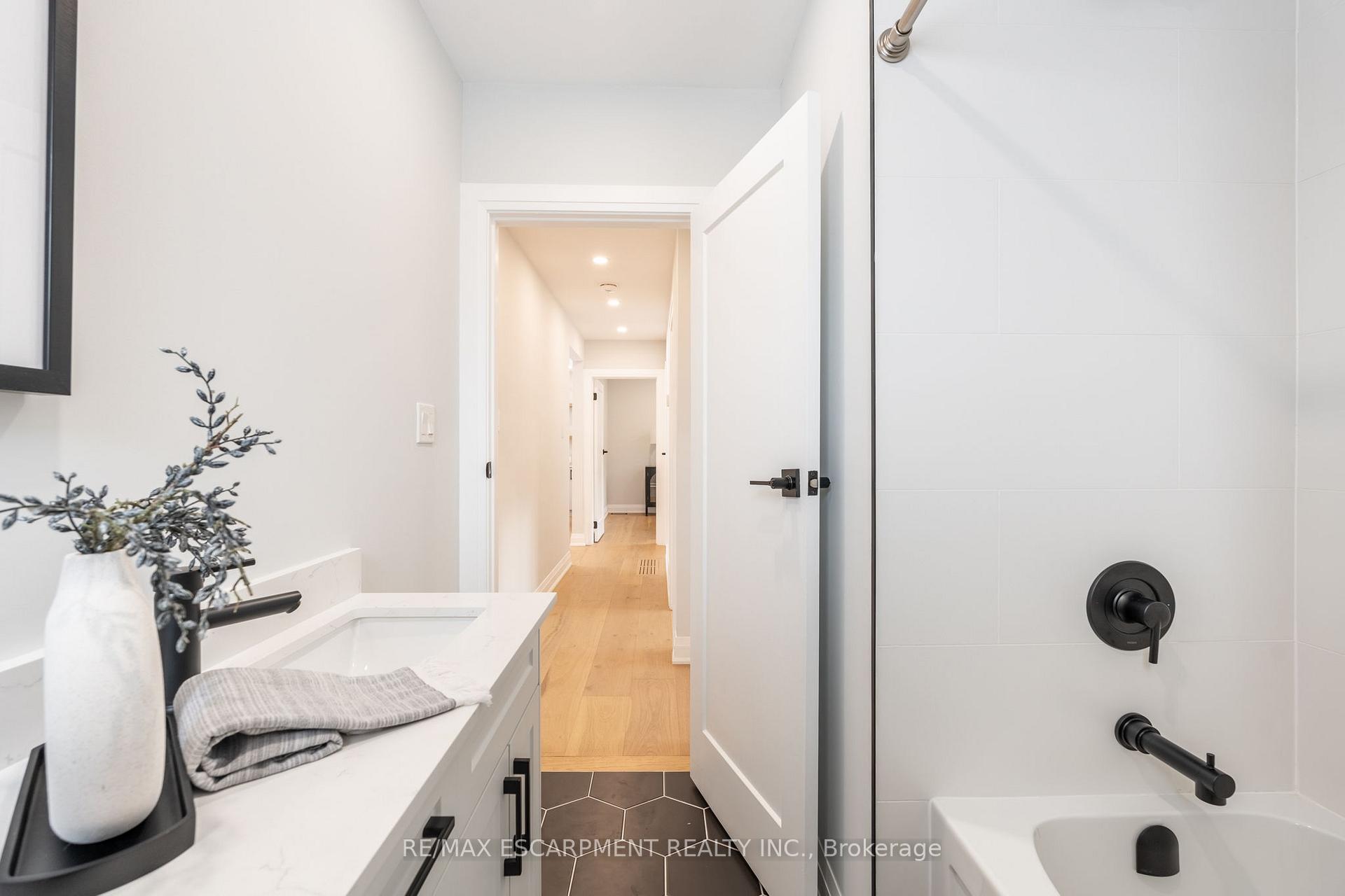 Photo 31 of 11 James Street, Hamilton, Waterdown — HOMEH